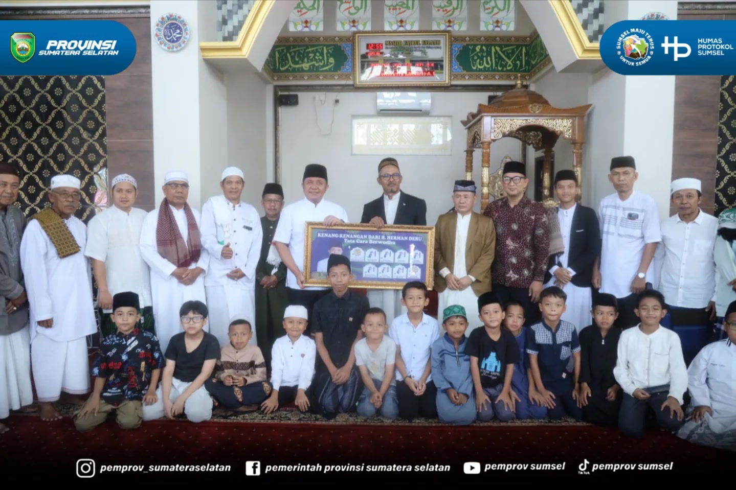 Palembang – Gubernur Sumatera Selatan (Sumsel) H. Herman Deru melaksanakan ibadah Sholat Jumat berjamaah bersama masyarakat di Masjid Fajrul Falah, Jalan Lubuk Bakung, Kelurahan Siring Agung, Kecamatan Ilir Barat I, Palembang, Jumat (12/6/2026).