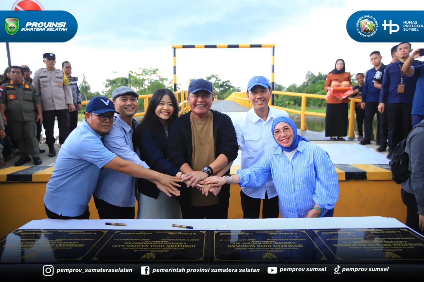 OKI – Gubernur Sumatera Selatan (Sumsel), Dr. H. Herman Deru, menempuh perjalanan darat bersama puluhan anggota komunitas kendaraan listrik untuk meresmikan jembatan penghubung di Desa Ulak Jermun, Kecamatan SP Padang, Kabupaten Ogan Komering Ilir...