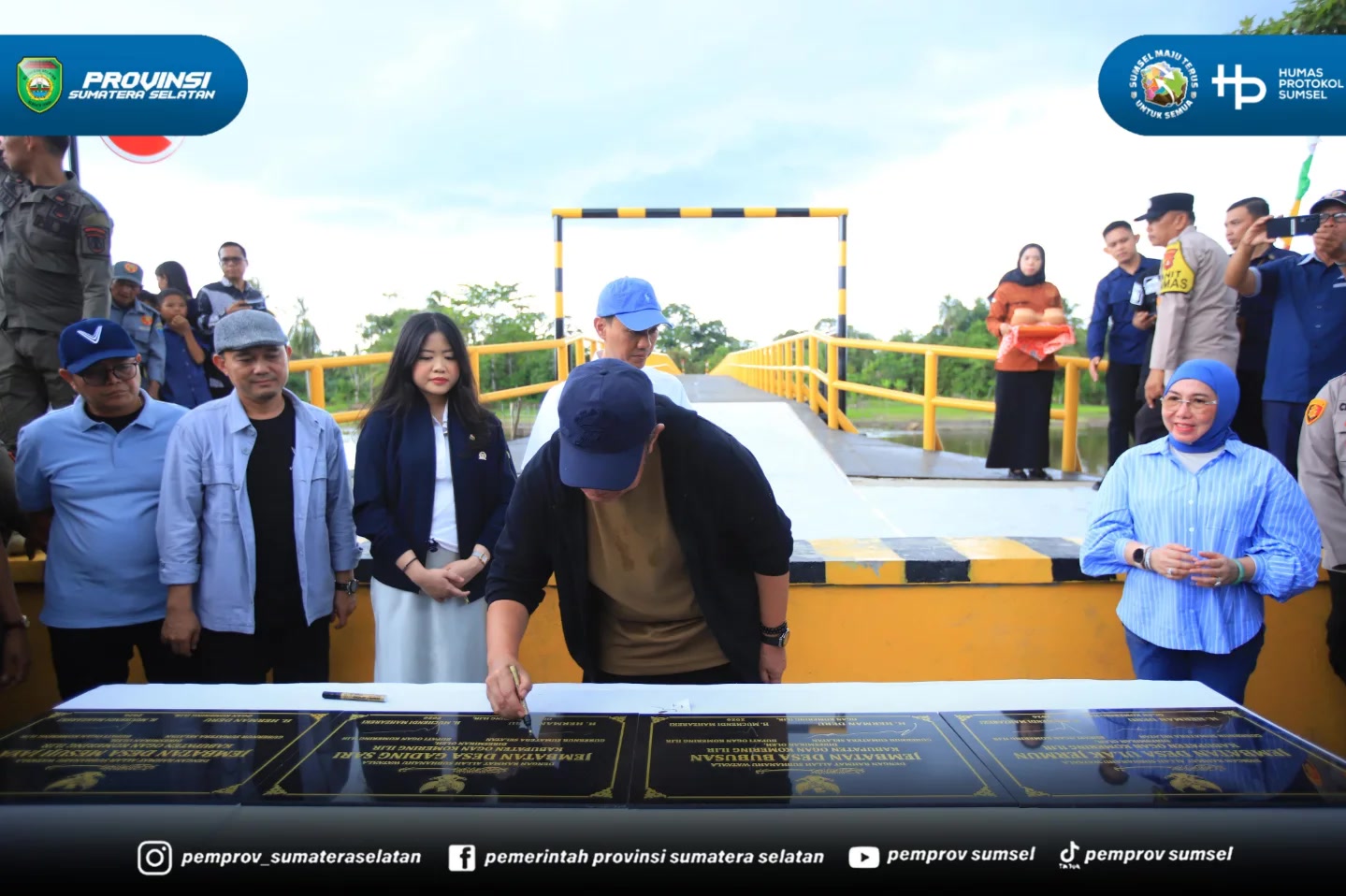 OKI – Gubernur Sumatera Selatan (Sumsel), Dr. H. Herman Deru, menempuh perjalanan darat bersama puluhan anggota komunitas kendaraan listrik untuk meresmikan jembatan penghubung di Desa Ulak Jermun, Kecamatan SP Padang, Kabupaten Ogan Komering Ilir...