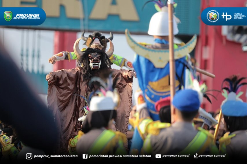 PALEMBANG – Gubernur Sumatera Selatan H. Herman Deru secara resmi melaunching Car Free Day (CFD) di kawasan Jembatan Ampera, Minggu (14/6/2026).
