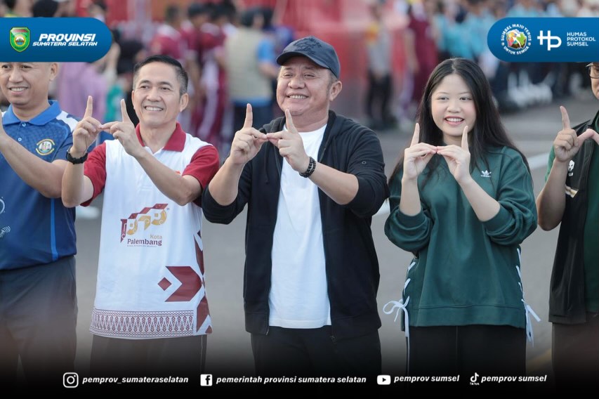 PALEMBANG – Gubernur Sumatera Selatan H. Herman Deru secara resmi melaunching Car Free Day (CFD) di kawasan Jembatan Ampera, Minggu (14/6/2026).