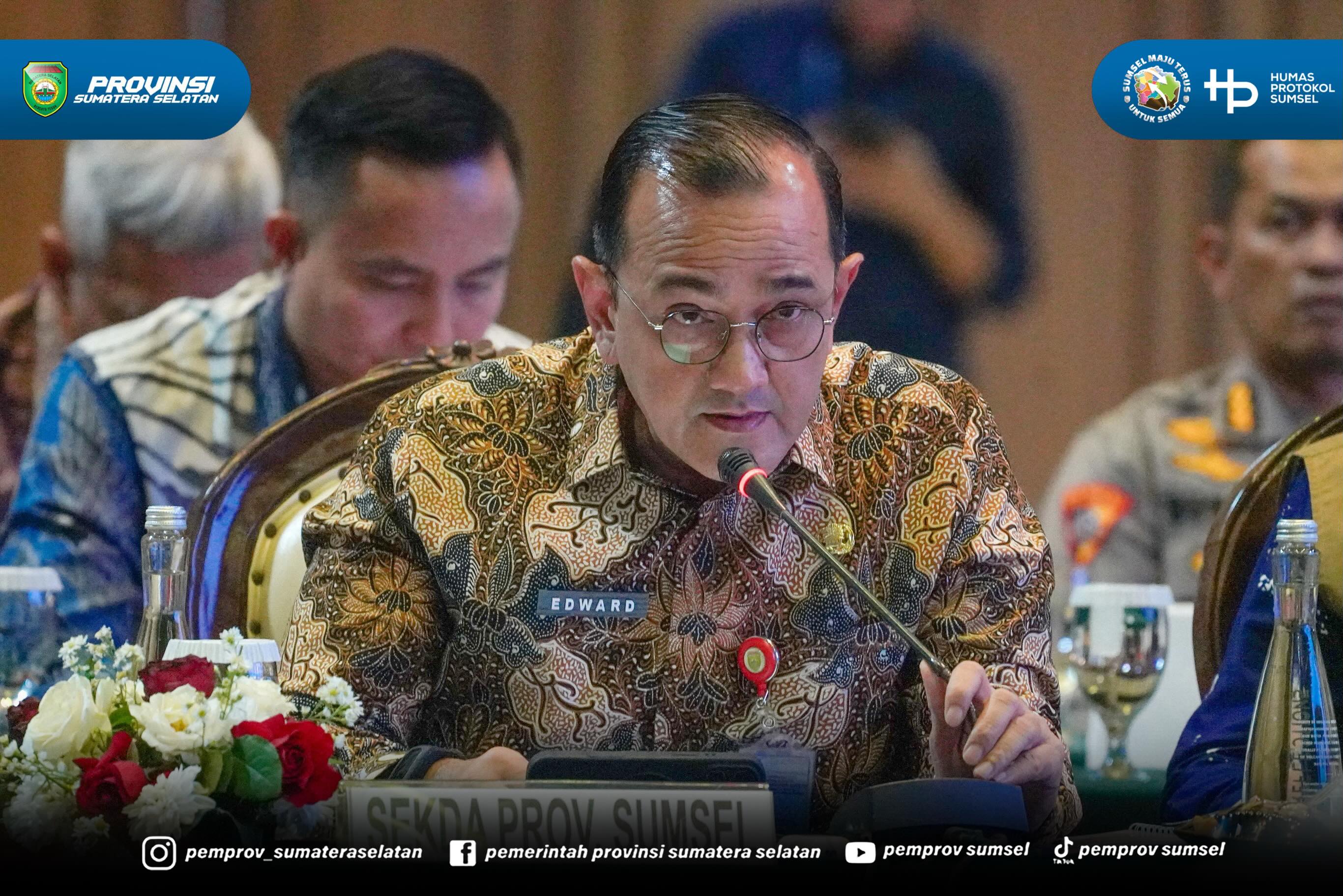 Jakarta - Sekretaris Daerah Sumsel H. Edward Candra menghadiri Rapat Koordinasi Kebakaran Hutan dan Lahan Tahun 2026 "Bersinergi Untuk Negeri menghadapi El-Nino 2026 dan 2027" diselenggarakan oleh Kementerian Koordinator Bidang Politik dan Keamana...