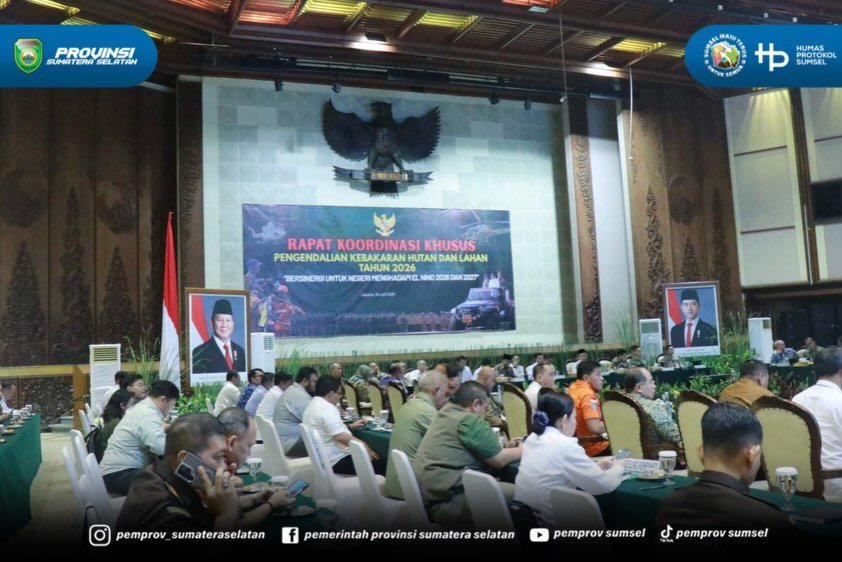 Jakarta - Sekretaris Daerah Sumsel H. Edward Candra menghadiri Rapat Koordinasi Kebakaran Hutan dan Lahan Tahun 2026 "Bersinergi Untuk Negeri menghadapi El-Nino 2026 dan 2027" diselenggarakan oleh Kementerian Koordinator Bidang Politik dan Keamana...