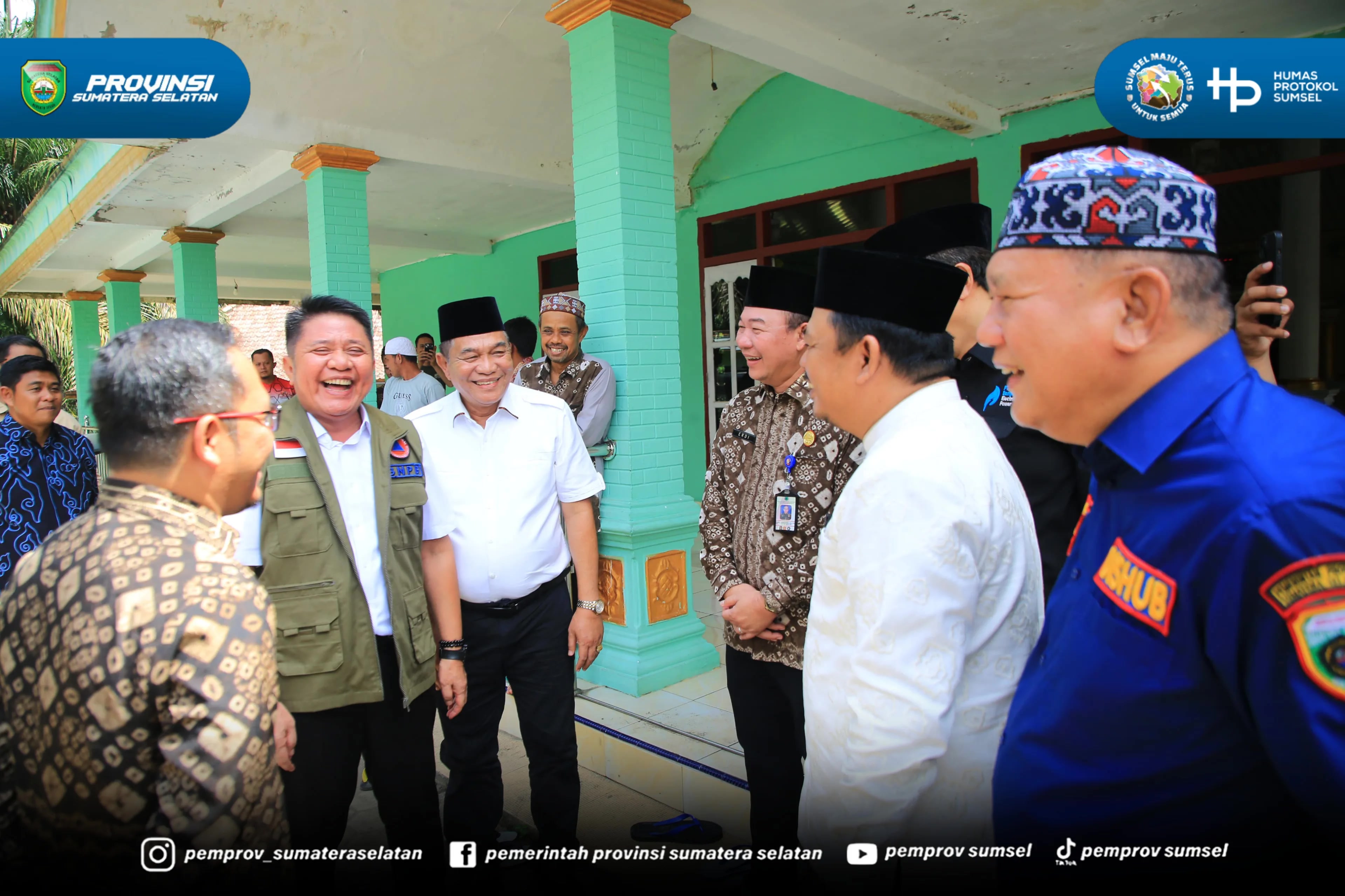 Muba - Gubernur Sumsel H Herman Deru melaksanakan Safari Sholat Jumat di Masjid Al-Ikhlas Desa Air Putih Kecamatan Plakat Tinggi Kabupaten Musi Banyuasin, Jumat (19/6/2026).