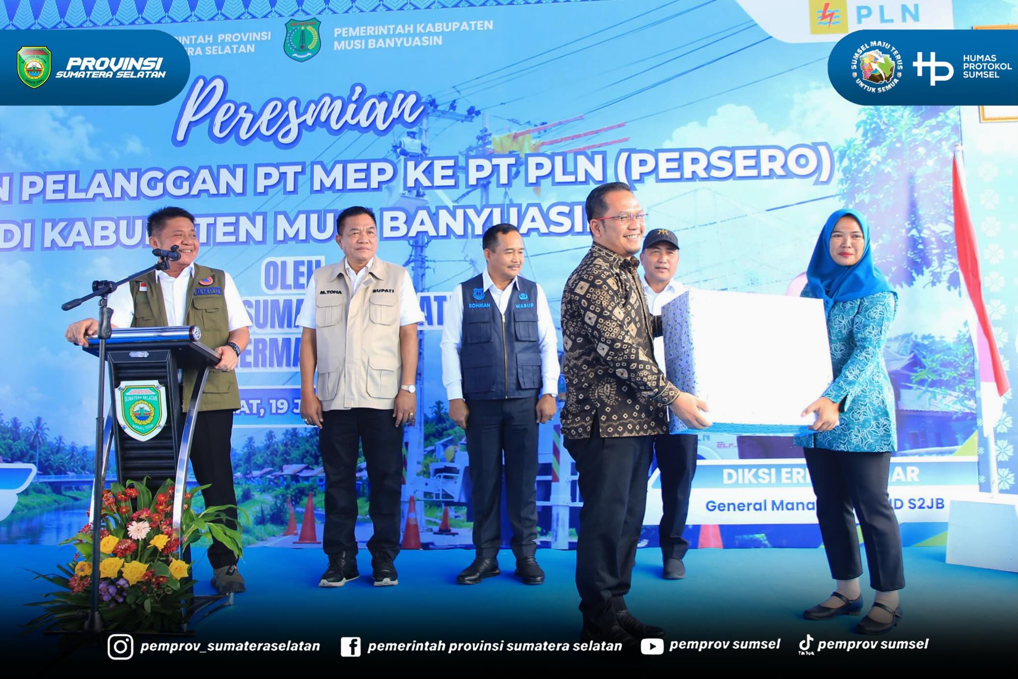 Musi Banyuasin – Gubernur Sumatera Selatan (Sumsel) Dr. H. Herman Deru meresmikan peralihan pelanggan PT Muba Electric Power (MEP) ke PT PLN (Persero) di Desa Air Putih Ulu, Kecamatan Plakat Tinggi, Kabupaten Musi Banyuasin (Muba), Jumat (19/6/2026).