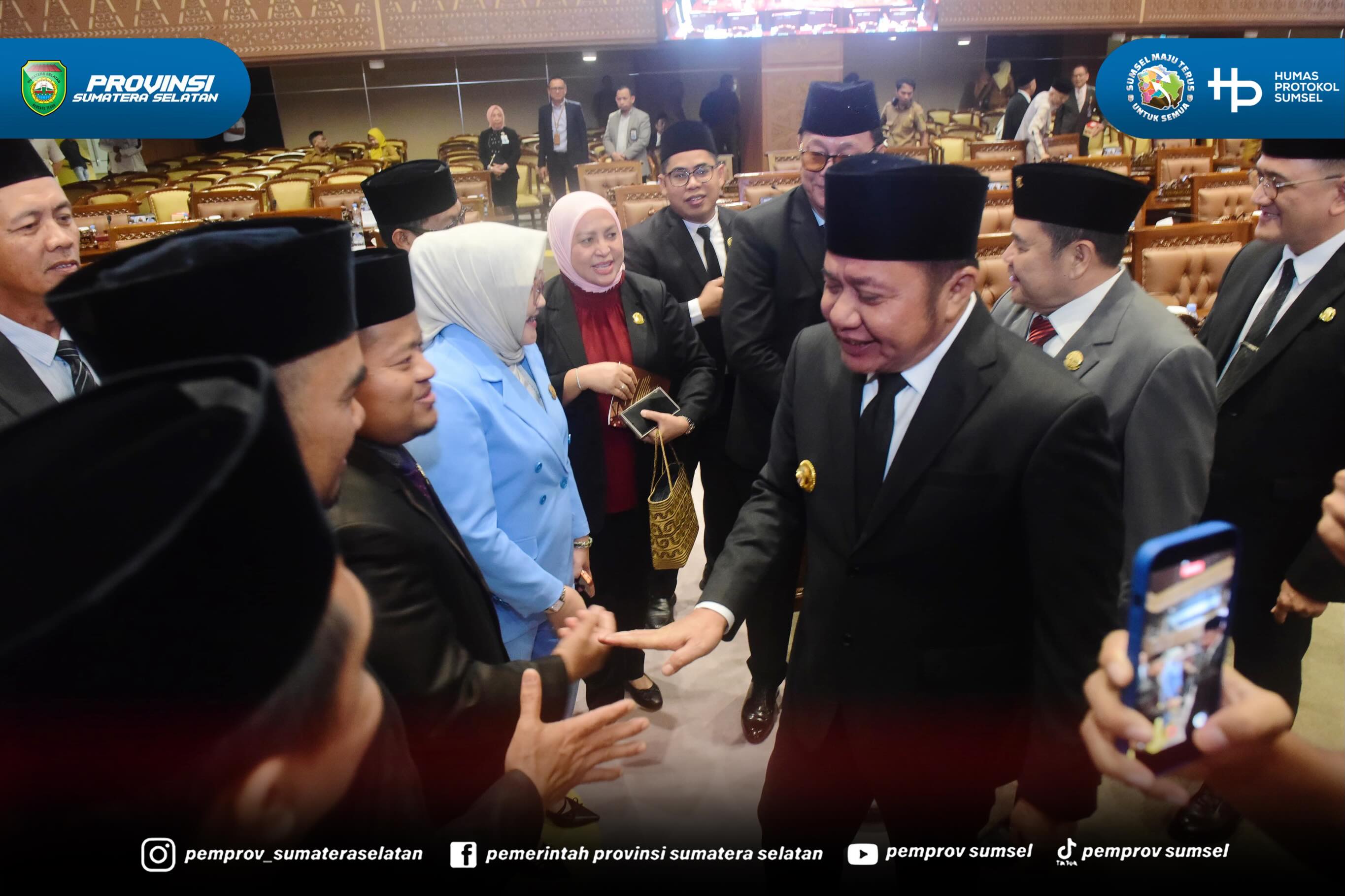 Palembang - Gubernur Sumsel Dr. H. Herman Deru menghadiri Rapat Paripurna XXXVII DPRD Provinsi Sumsel di Ruang Rapat Paripurna DPRD Provinsi Sumsel, Senin (22/6/2026) pagi. Gubernur HD hadir dengan agenda Penyampaian Penjelasan Gubernur Terhadap R...
