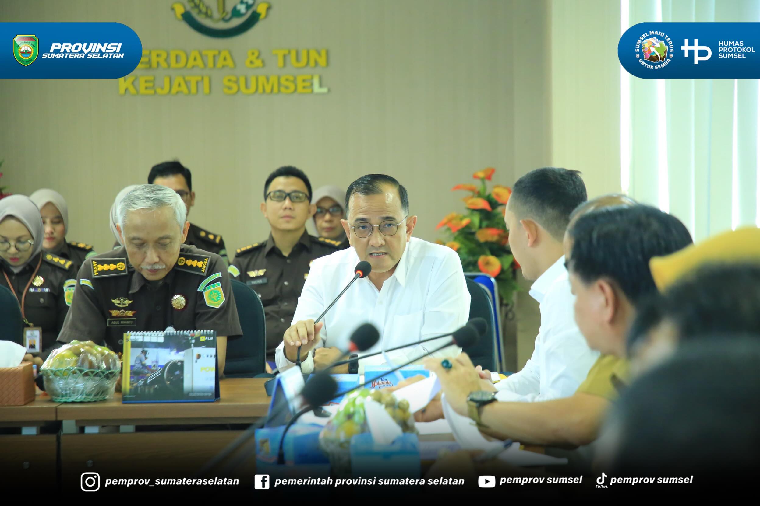 Sekretaris Daerah Pemerintah Provinsi Sumatera Selatan Dr. H. Edward Candra menghadiri Rapat Mediasi Terkait Klaim Pemilikan Lapangan Golf Kenteng di Kantor Kejati Sumsel, Senin (22/6/2026).