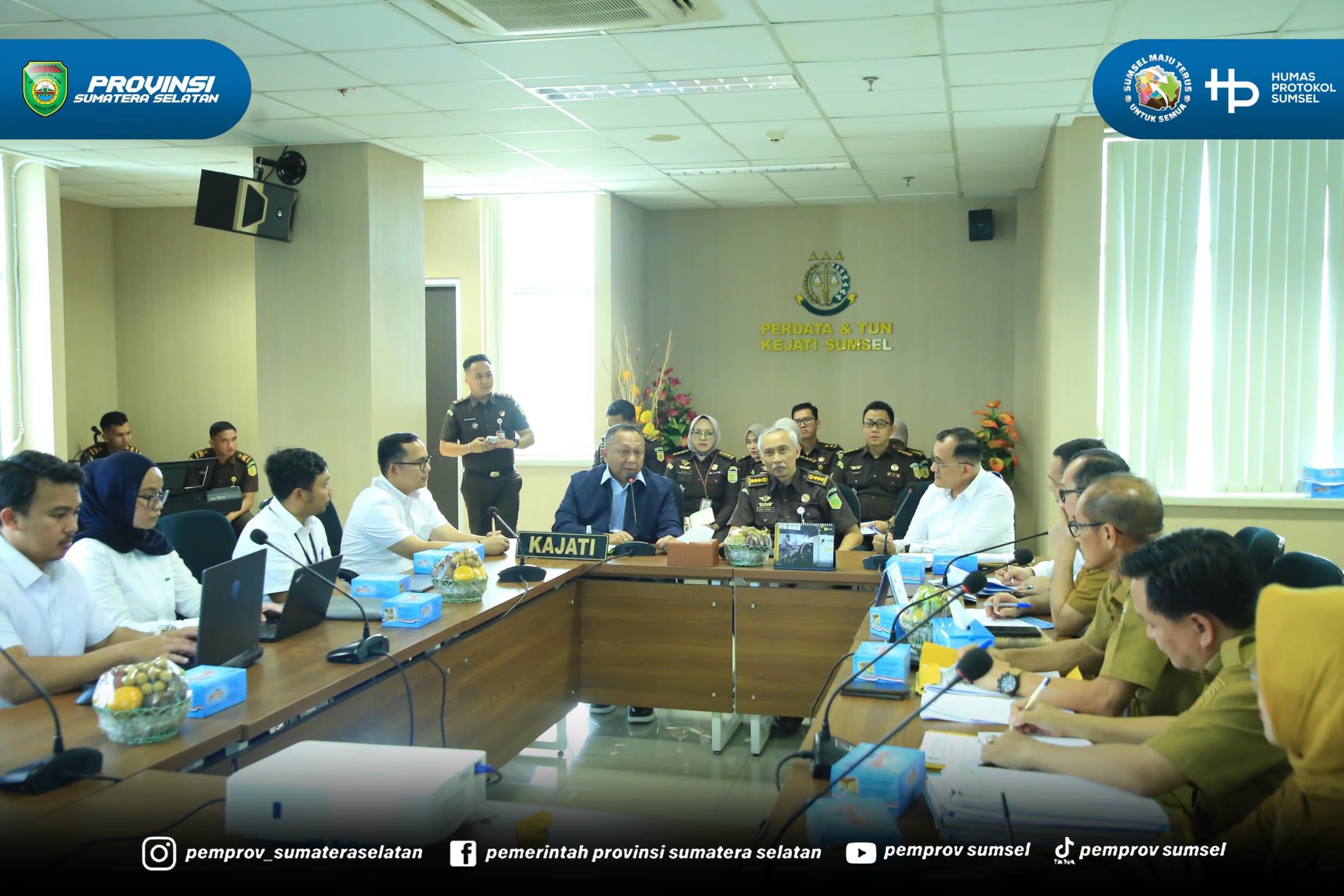 Sekretaris Daerah Pemerintah Provinsi Sumatera Selatan Dr. H. Edward Candra menghadiri Rapat Mediasi Terkait Klaim Pemilikan Lapangan Golf Kenteng di Kantor Kejati Sumsel, Senin (22/6/2026).