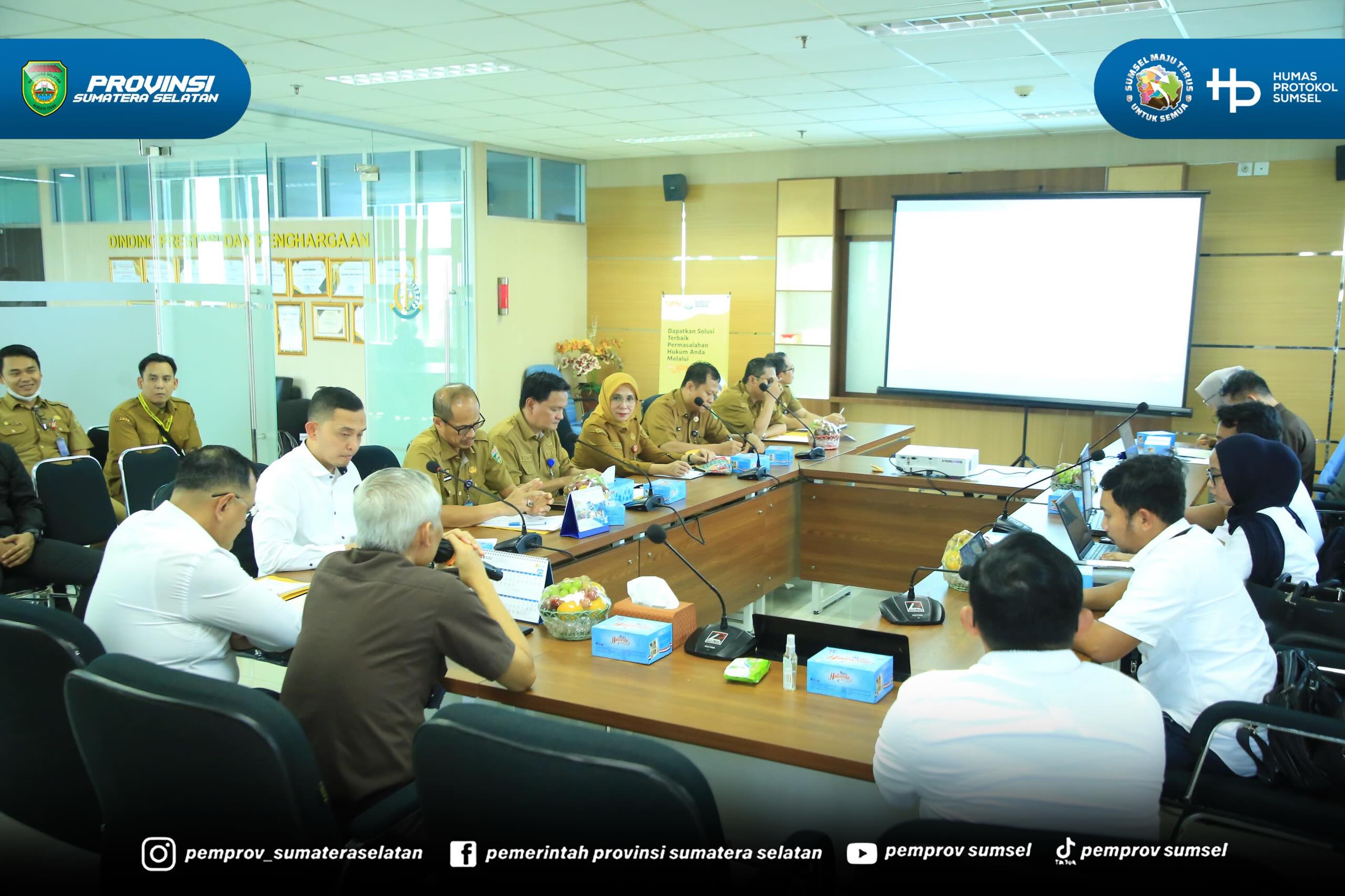 Sekretaris Daerah Pemerintah Provinsi Sumatera Selatan Dr. H. Edward Candra menghadiri Rapat Mediasi Terkait Klaim Pemilikan Lapangan Golf Kenteng di Kantor Kejati Sumsel, Senin (22/6/2026).