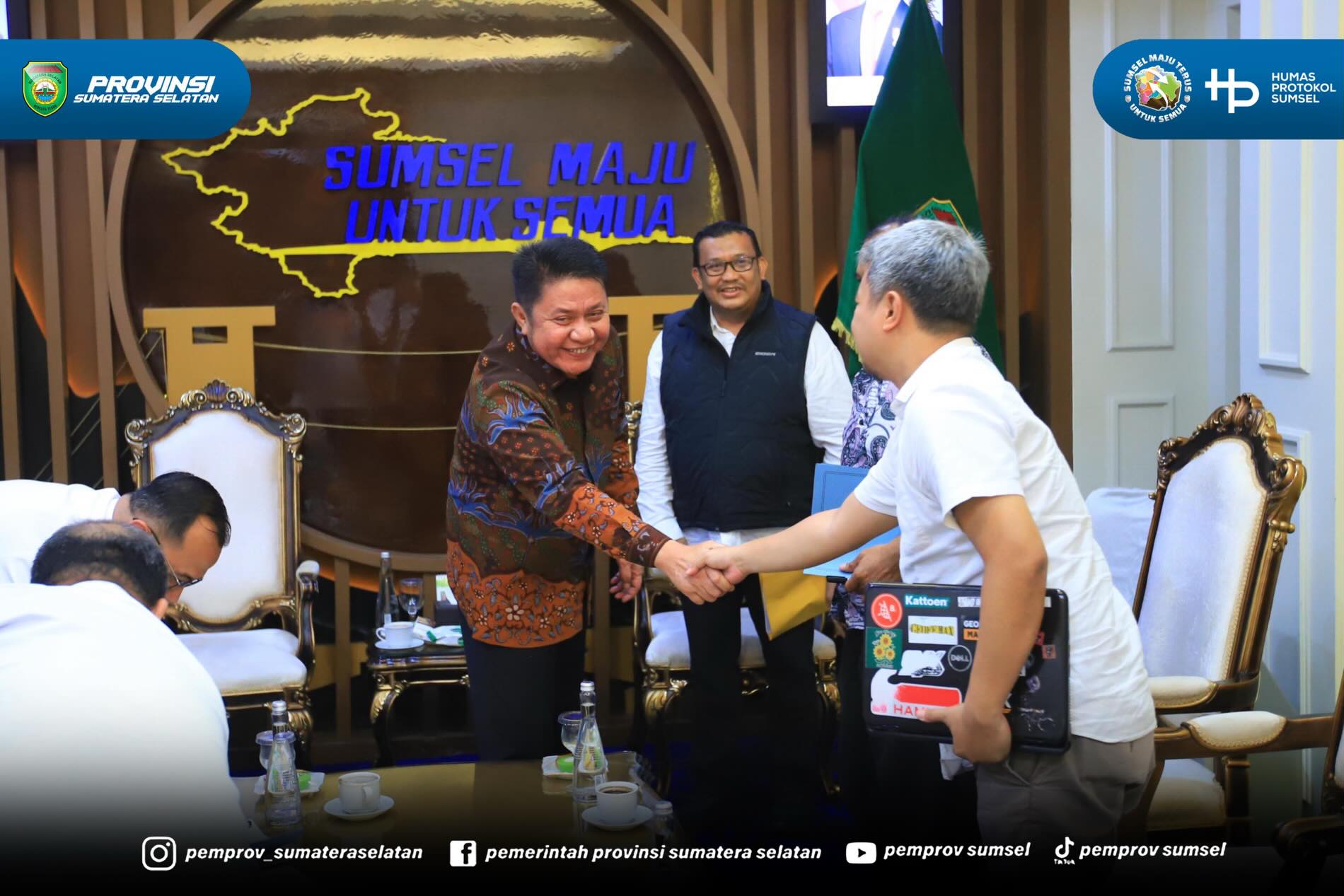 Gubernur Sumsel Dr. H. Herman Deru menerima kedatangan Direktur Toponomi dan Batas Daerah, Dirjen Adwil Kemendagri, Razieras Rahmadillah, S.STP. MA, di ruang tamu Gubernur, Rabu (24/6/2026) sore. Pertemuan singkat tersebut salah satunya membahas m...