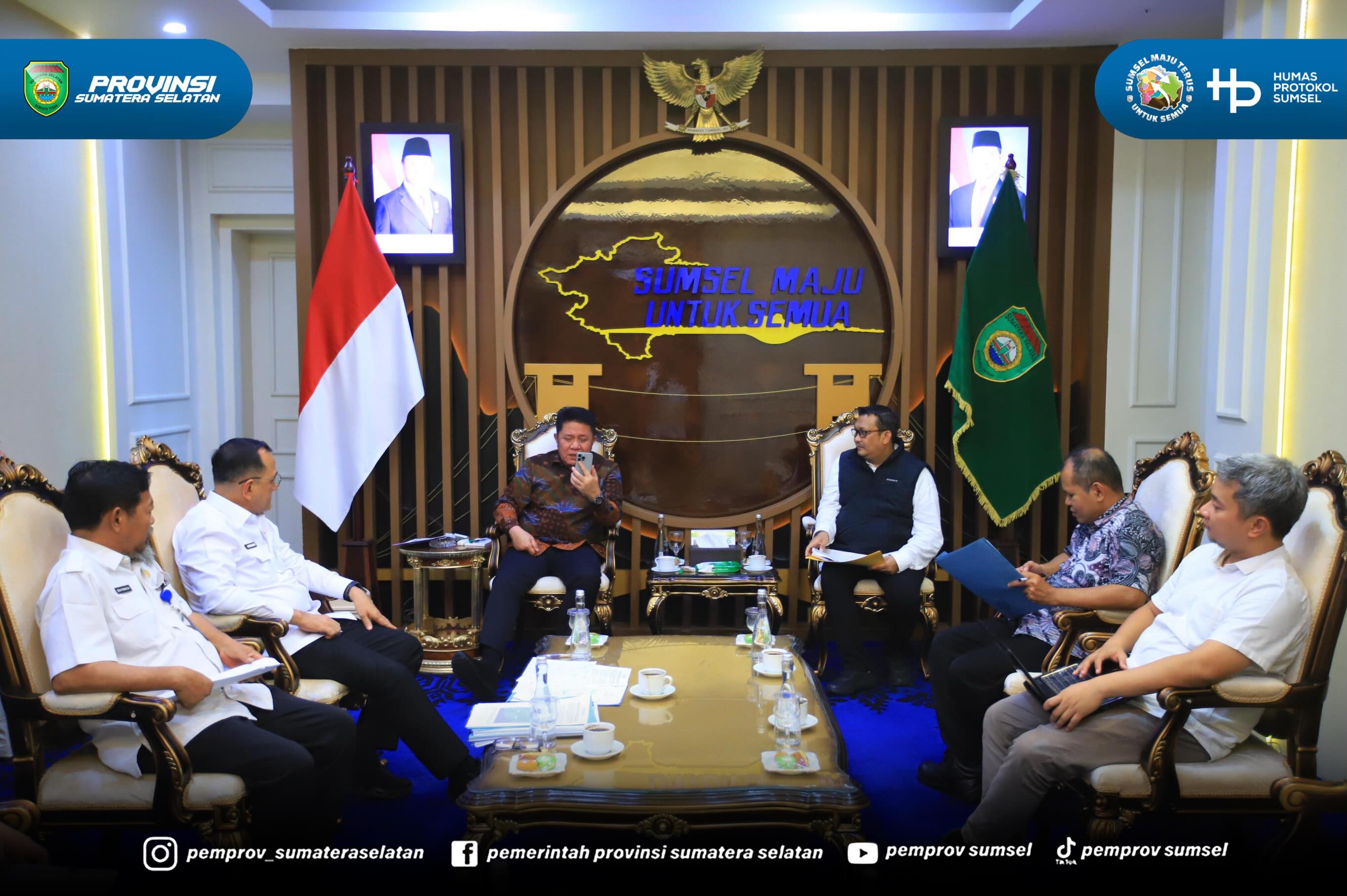 Gubernur Sumsel Dr. H. Herman Deru menerima kedatangan Direktur Toponomi dan Batas Daerah, Dirjen Adwil Kemendagri, Razieras Rahmadillah, S.STP. MA, di ruang tamu Gubernur, Rabu (24/6/2026) sore. Pertemuan singkat tersebut salah satunya membahas m...