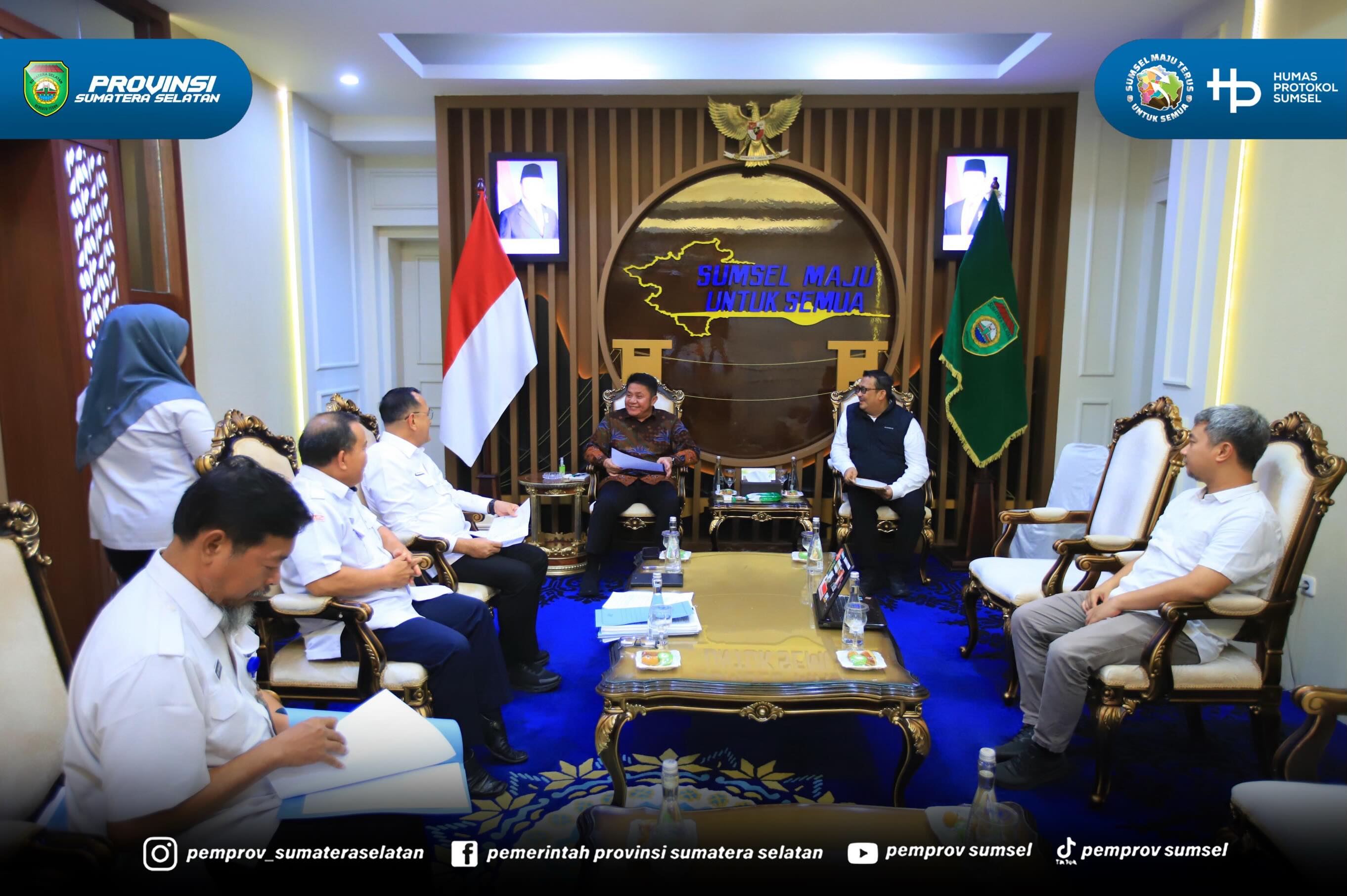 Gubernur Sumsel Dr. H. Herman Deru menerima kedatangan Direktur Toponomi dan Batas Daerah, Dirjen Adwil Kemendagri, Razieras Rahmadillah, S.STP. MA, di ruang tamu Gubernur, Rabu (24/6/2026) sore. Pertemuan singkat tersebut salah satunya membahas m...