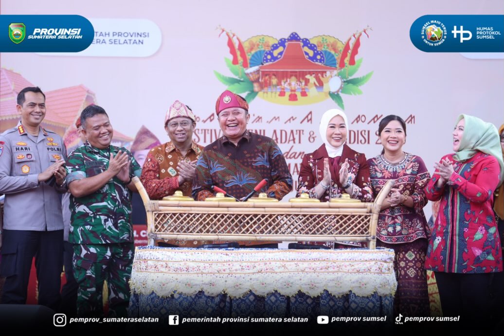 Palembang - Festival Seni Adat dan Tradisi 2026 serta Festival Anjungan Sumsel 2026 resmi digelar selama 2 hari, 24-25 Juni 2026, di Anjungan Rumah Adat Dekranasda Sumsel. Ajang ini diikuti 17 kabupaten/kota se-Sumsel sebagai upaya menjaga keaslia...
