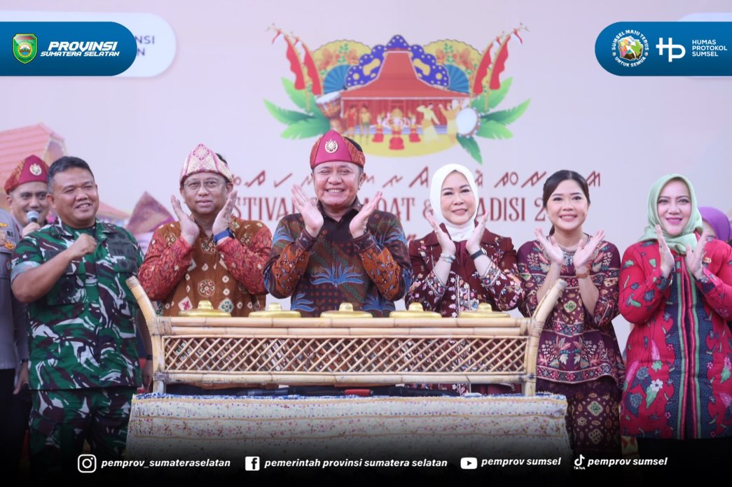 Palembang - Festival Seni Adat dan Tradisi 2026 serta Festival Anjungan Sumsel 2026 resmi digelar selama 2 hari, 24-25 Juni 2026, di Anjungan Rumah Adat Dekranasda Sumsel. Ajang ini diikuti 17 kabupaten/kota se-Sumsel sebagai upaya menjaga keaslia...