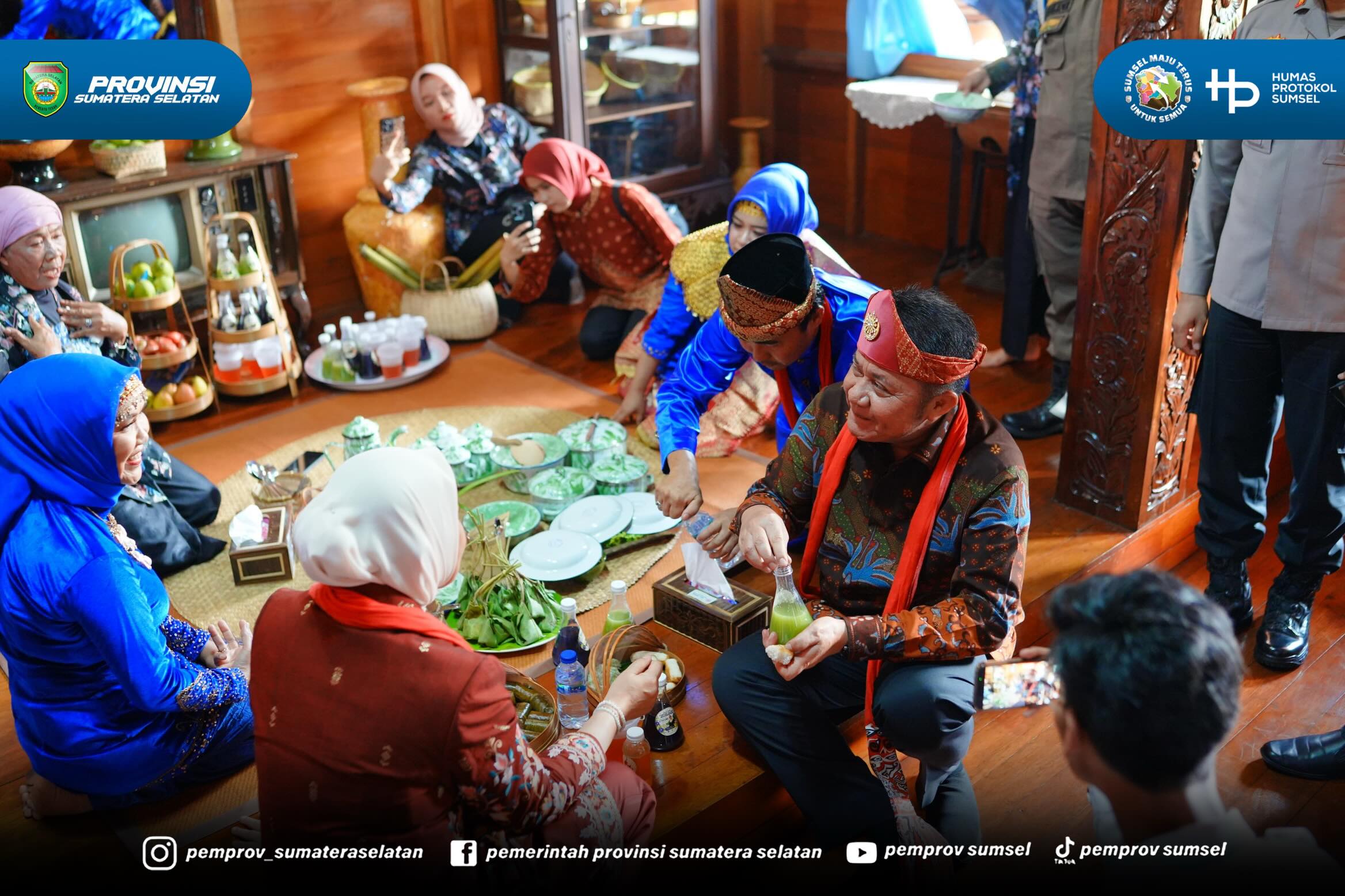 Palembang - Festival Seni Adat dan Tradisi 2026 serta Festival Anjungan Sumsel 2026 resmi digelar selama 2 hari, 24-25 Juni 2026, di Anjungan Rumah Adat Dekranasda Sumsel. Ajang ini diikuti 17 kabupaten/kota se-Sumsel sebagai upaya menjaga keaslia...