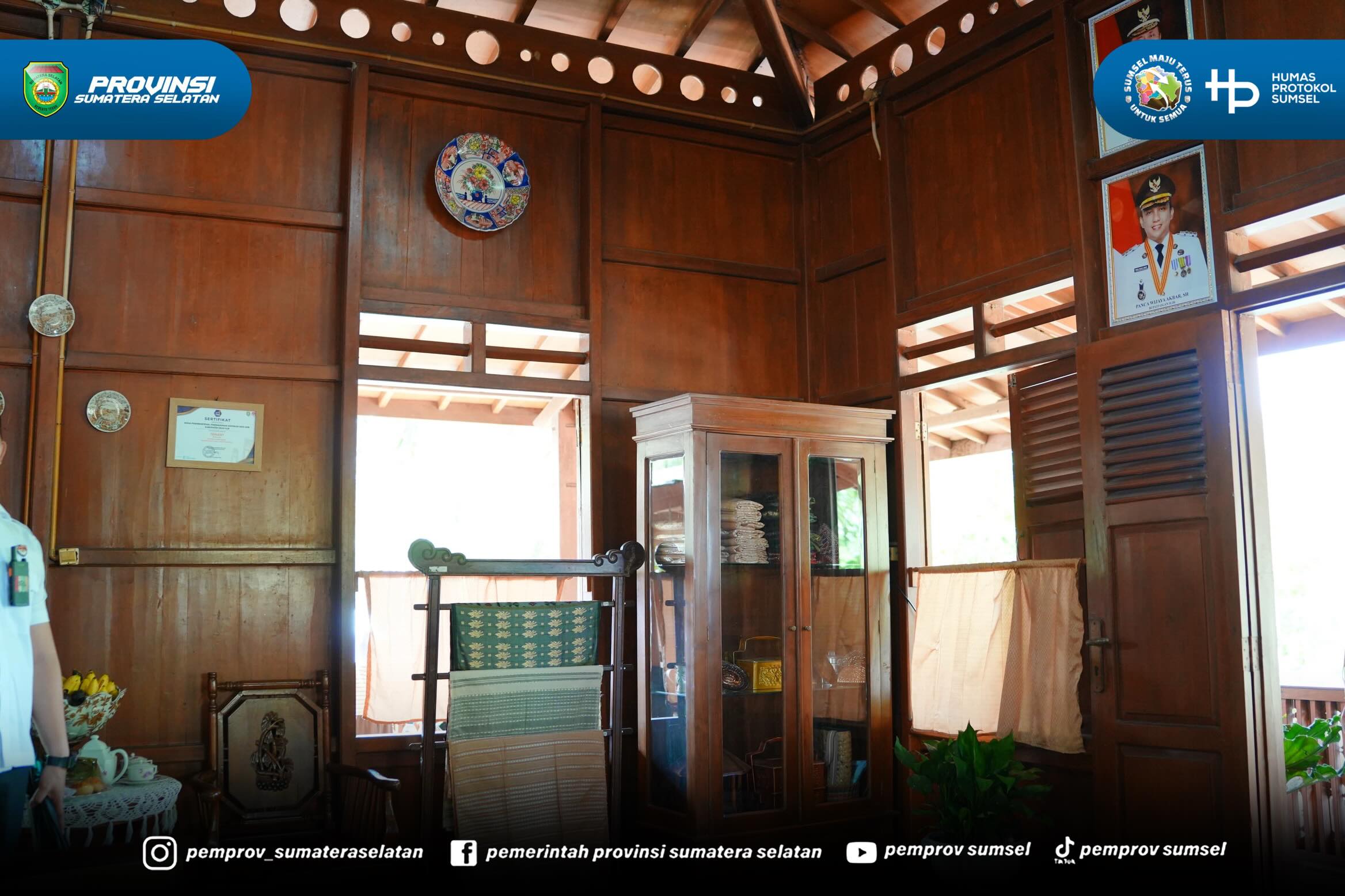 Palembang - Festival Seni Adat dan Tradisi 2026 serta Festival Anjungan Sumsel 2026 resmi digelar selama 2 hari, 24-25 Juni 2026, di Anjungan Rumah Adat Dekranasda Sumsel. Ajang ini diikuti 17 kabupaten/kota se-Sumsel sebagai upaya menjaga keaslia...