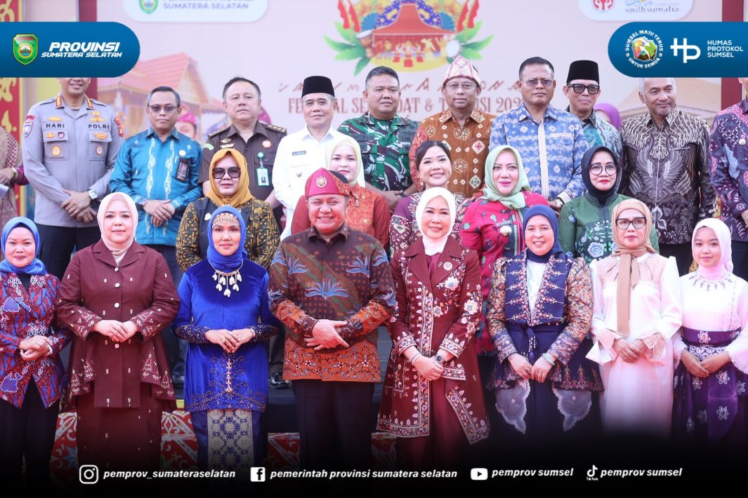 Palembang - Festival Seni Adat dan Tradisi 2026 serta Festival Anjungan Sumsel 2026 resmi digelar selama 2 hari, 24-25 Juni 2026, di Anjungan Rumah Adat Dekranasda Sumsel. Ajang ini diikuti 17 kabupaten/kota se-Sumsel sebagai upaya menjaga keaslia...