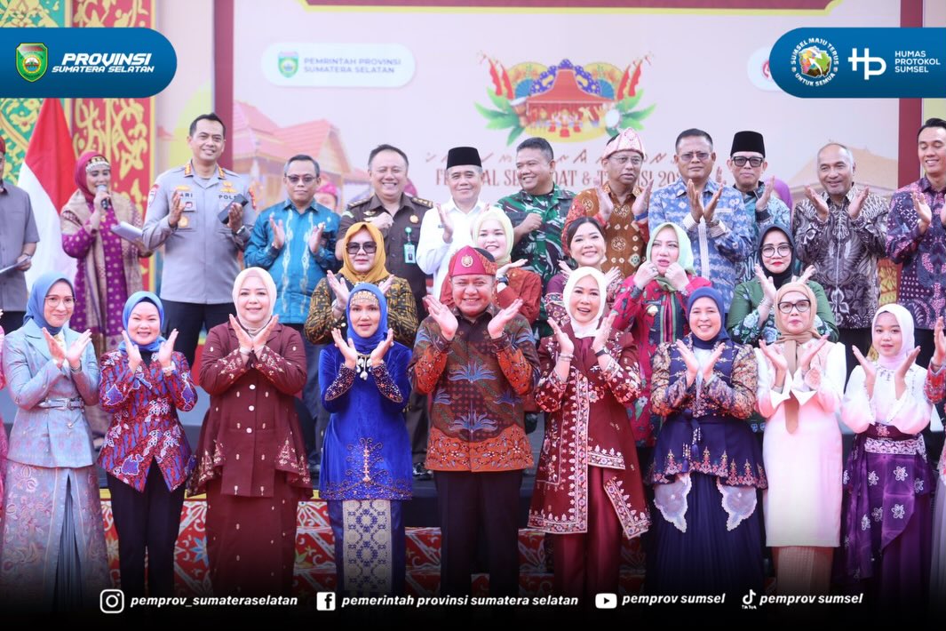 Palembang - Festival Seni Adat dan Tradisi 2026 serta Festival Anjungan Sumsel 2026 resmi digelar selama 2 hari, 24-25 Juni 2026, di Anjungan Rumah Adat Dekranasda Sumsel. Ajang ini diikuti 17 kabupaten/kota se-Sumsel sebagai upaya menjaga keaslia...