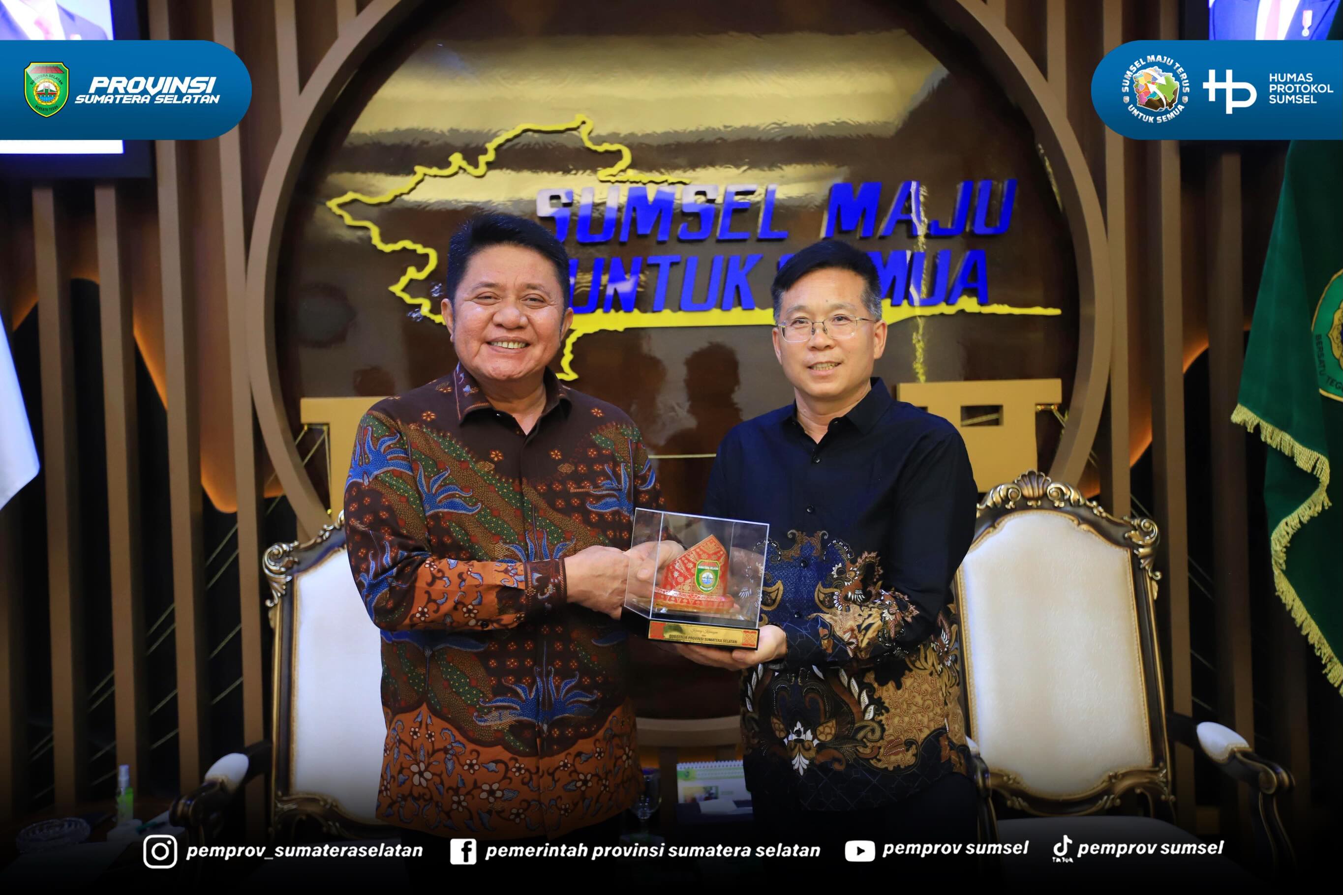 Palembang – Gubernur Sumatera Selatan (Sumsel) Dr. H. Herman Deru menyambut baik kunjungan sejumlah investor asal China dari Sichuan Yoachuan Electric Power Development Co., Ltd. di ruang tamu Gubernur Sumsel, Rabu (24/6/2026) siang. Herman Deru b...