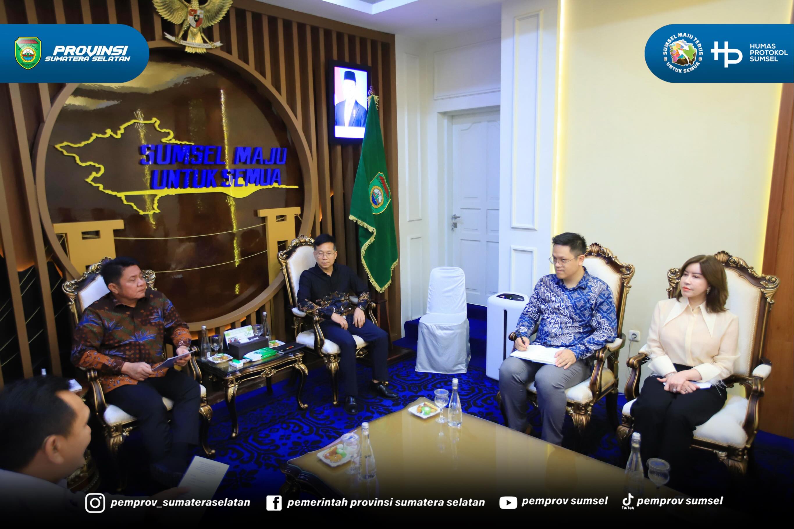 Palembang – Gubernur Sumatera Selatan (Sumsel) Dr. H. Herman Deru menyambut baik kunjungan sejumlah investor asal China dari Sichuan Yoachuan Electric Power Development Co., Ltd. di ruang tamu Gubernur Sumsel, Rabu (24/6/2026) siang. Herman Deru b...