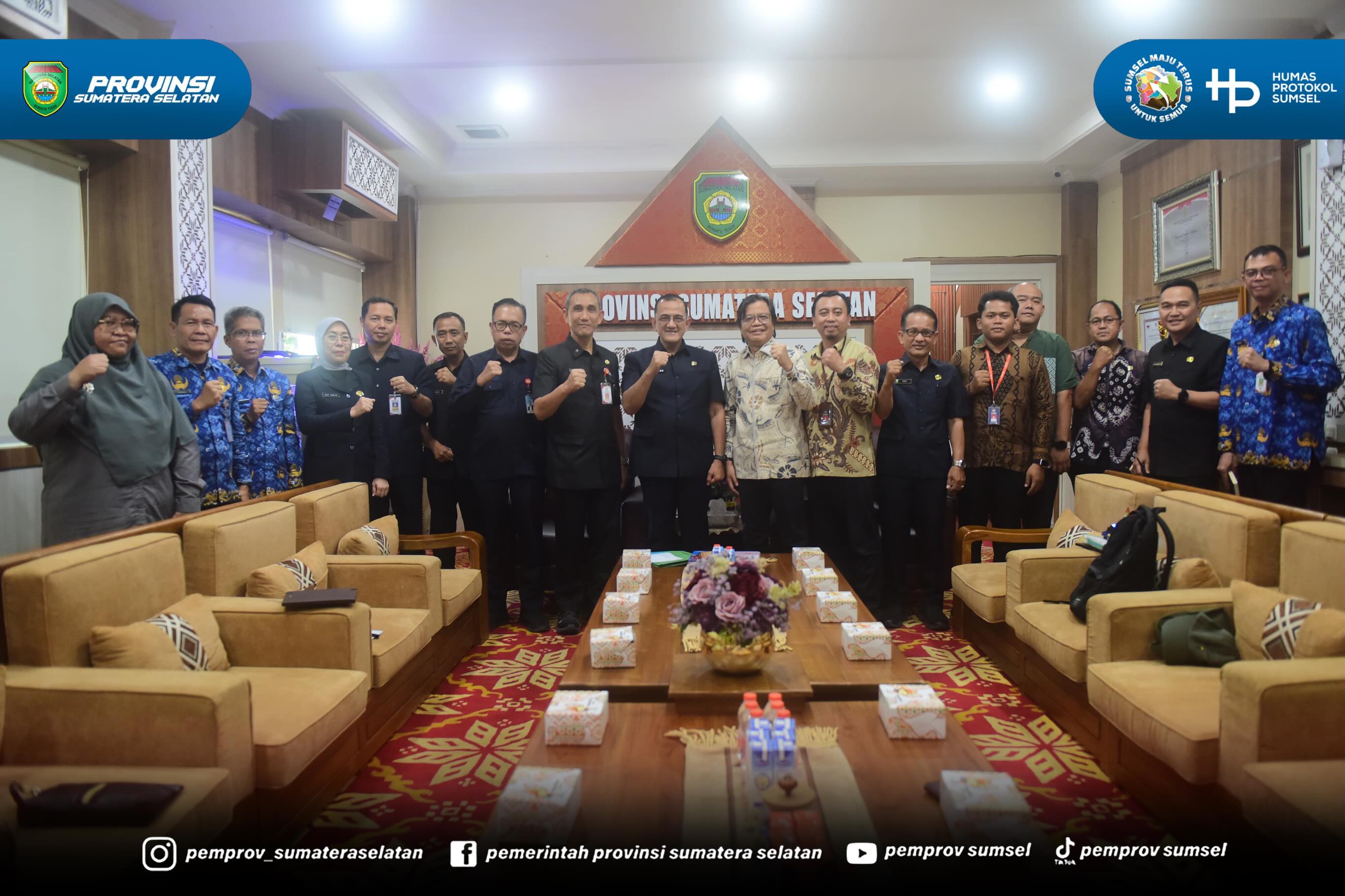 PALEMBANG – Sekretaris Daerah (Sekda) Provinsi Sumatera Selatan (Sumsel) Edward Candra menerima audiensi Tim Lembaga Perlindungan Saksi dan Korban (LPSK) Republik Indonesia dalam rangka menindaklanjuti permohonan Nota Kesepakatan tentang Penyeleng...