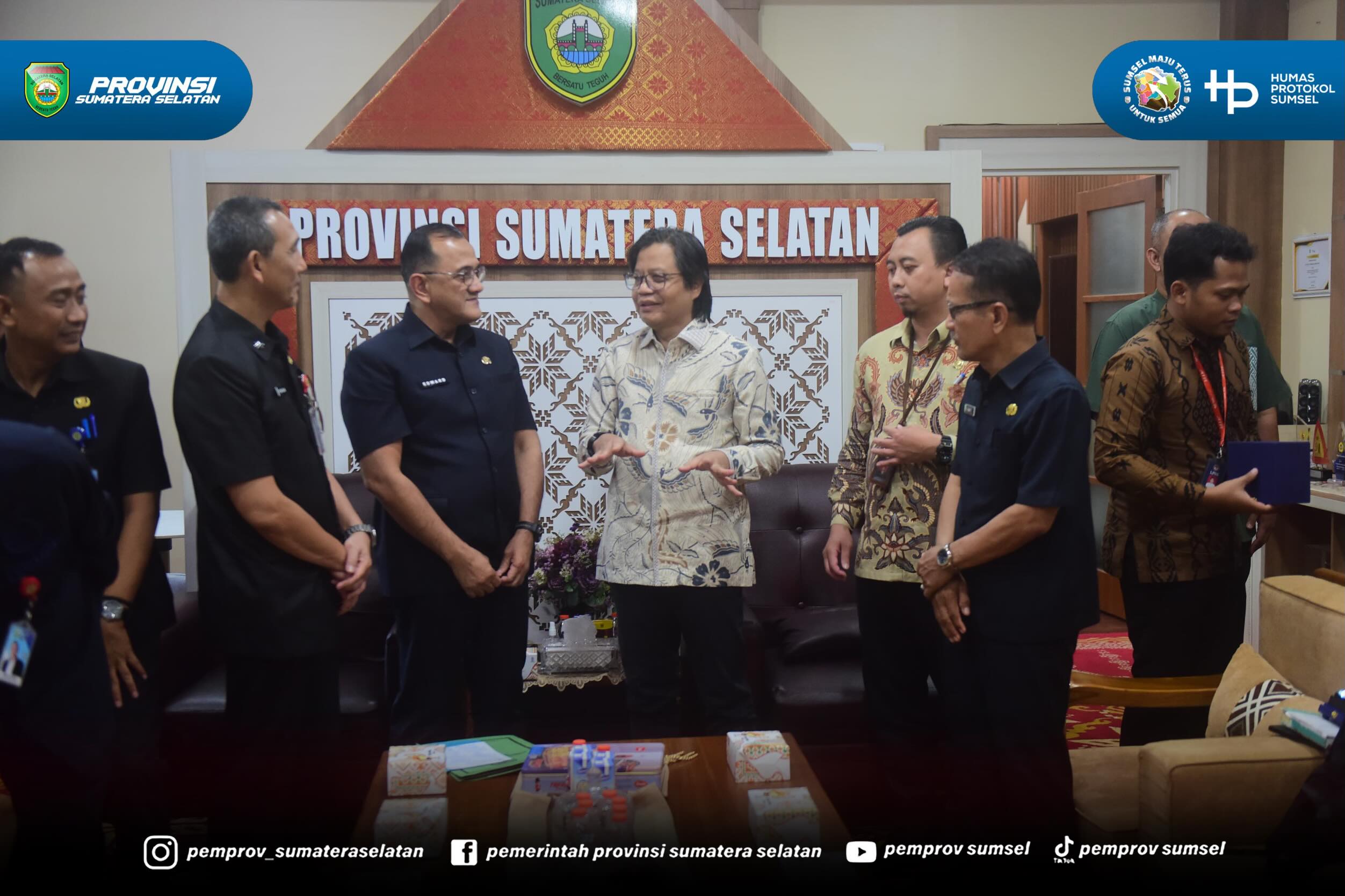 PALEMBANG – Sekretaris Daerah (Sekda) Provinsi Sumatera Selatan (Sumsel) Edward Candra menerima audiensi Tim Lembaga Perlindungan Saksi dan Korban (LPSK) Republik Indonesia dalam rangka menindaklanjuti permohonan Nota Kesepakatan tentang Penyeleng...