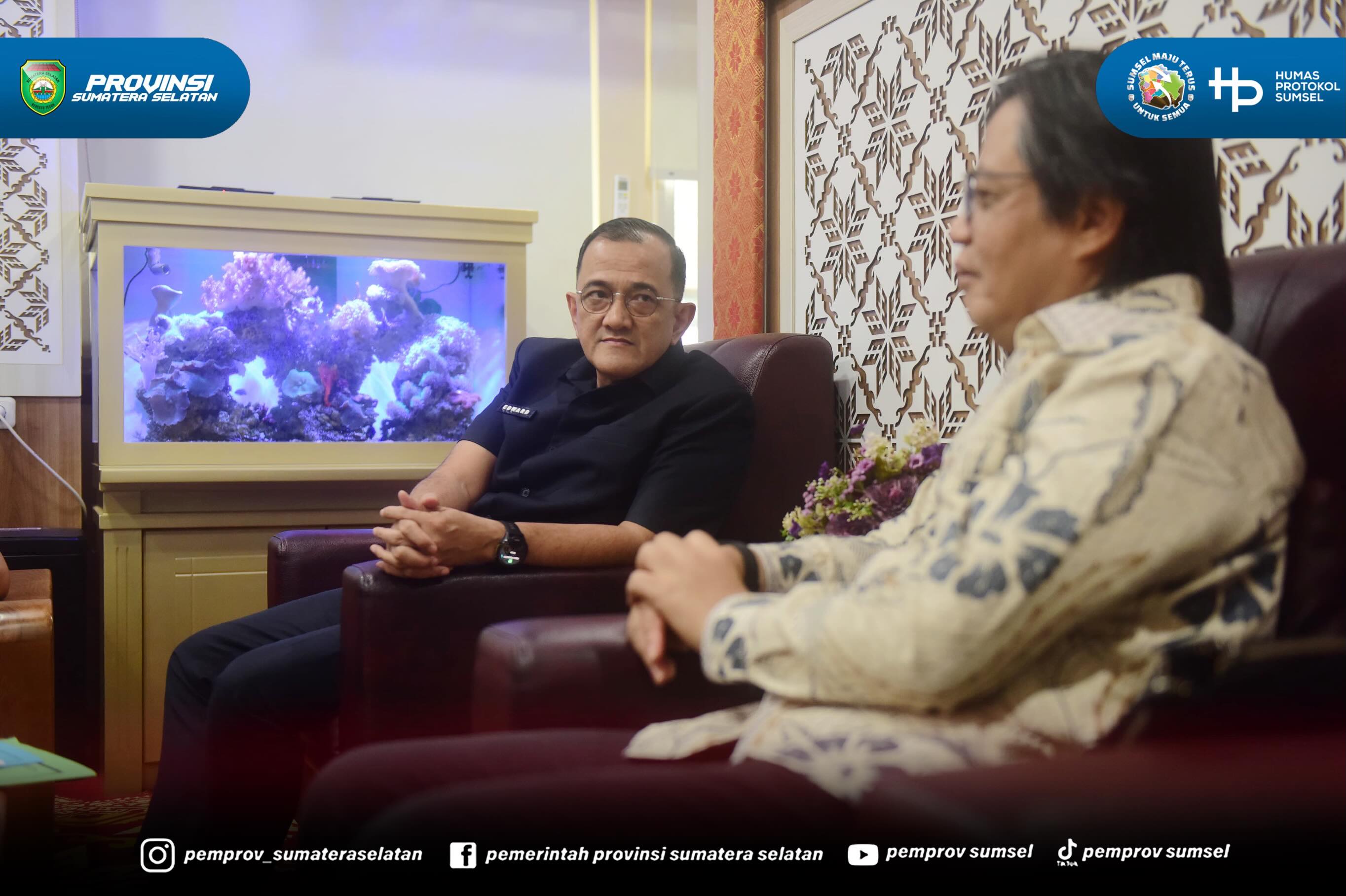 PALEMBANG – Sekretaris Daerah (Sekda) Provinsi Sumatera Selatan (Sumsel) Edward Candra menerima audiensi Tim Lembaga Perlindungan Saksi dan Korban (LPSK) Republik Indonesia dalam rangka menindaklanjuti permohonan Nota Kesepakatan tentang Penyeleng...