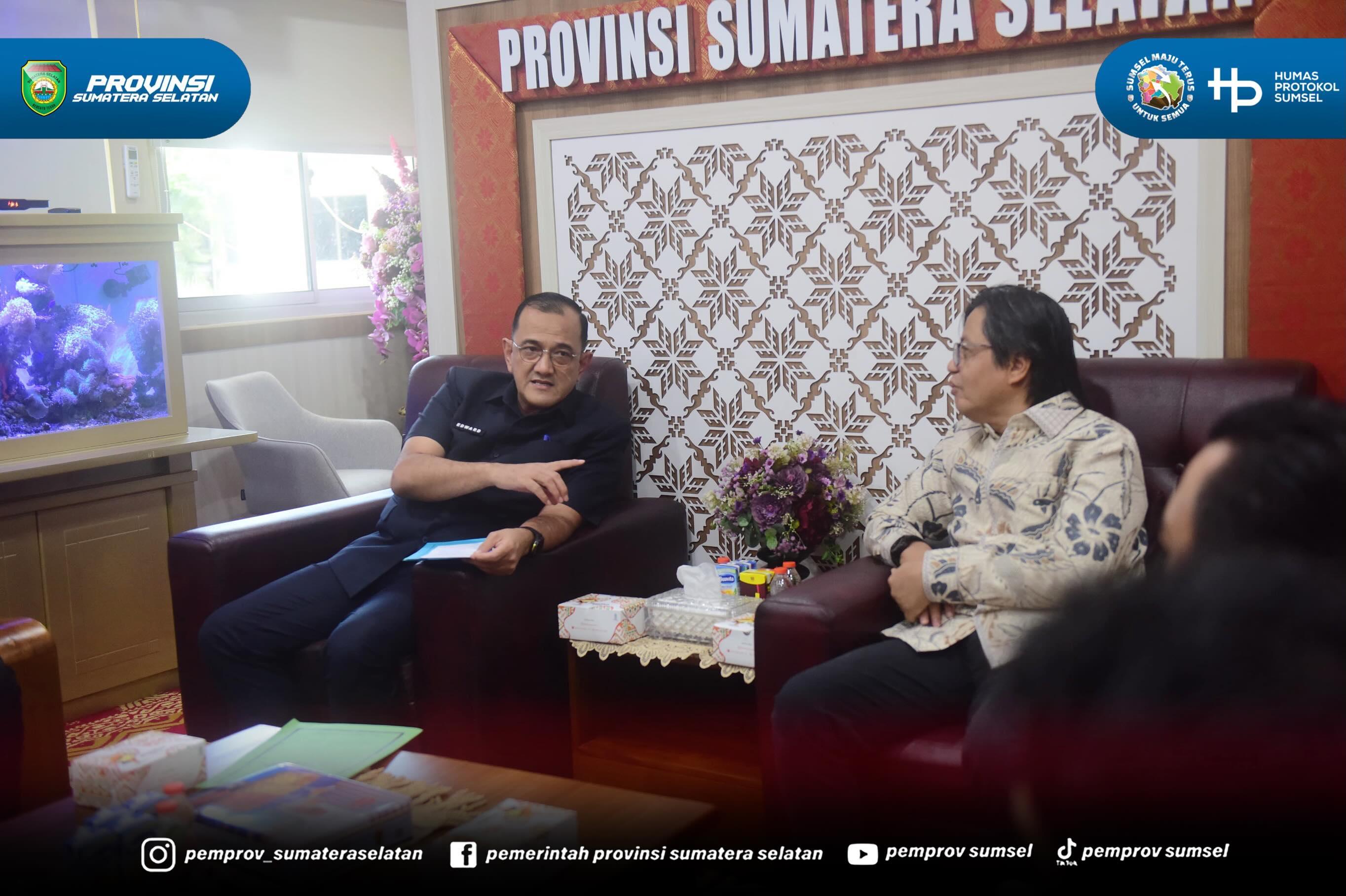 PALEMBANG – Sekretaris Daerah (Sekda) Provinsi Sumatera Selatan (Sumsel) Edward Candra menerima audiensi Tim Lembaga Perlindungan Saksi dan Korban (LPSK) Republik Indonesia dalam rangka menindaklanjuti permohonan Nota Kesepakatan tentang Penyeleng...