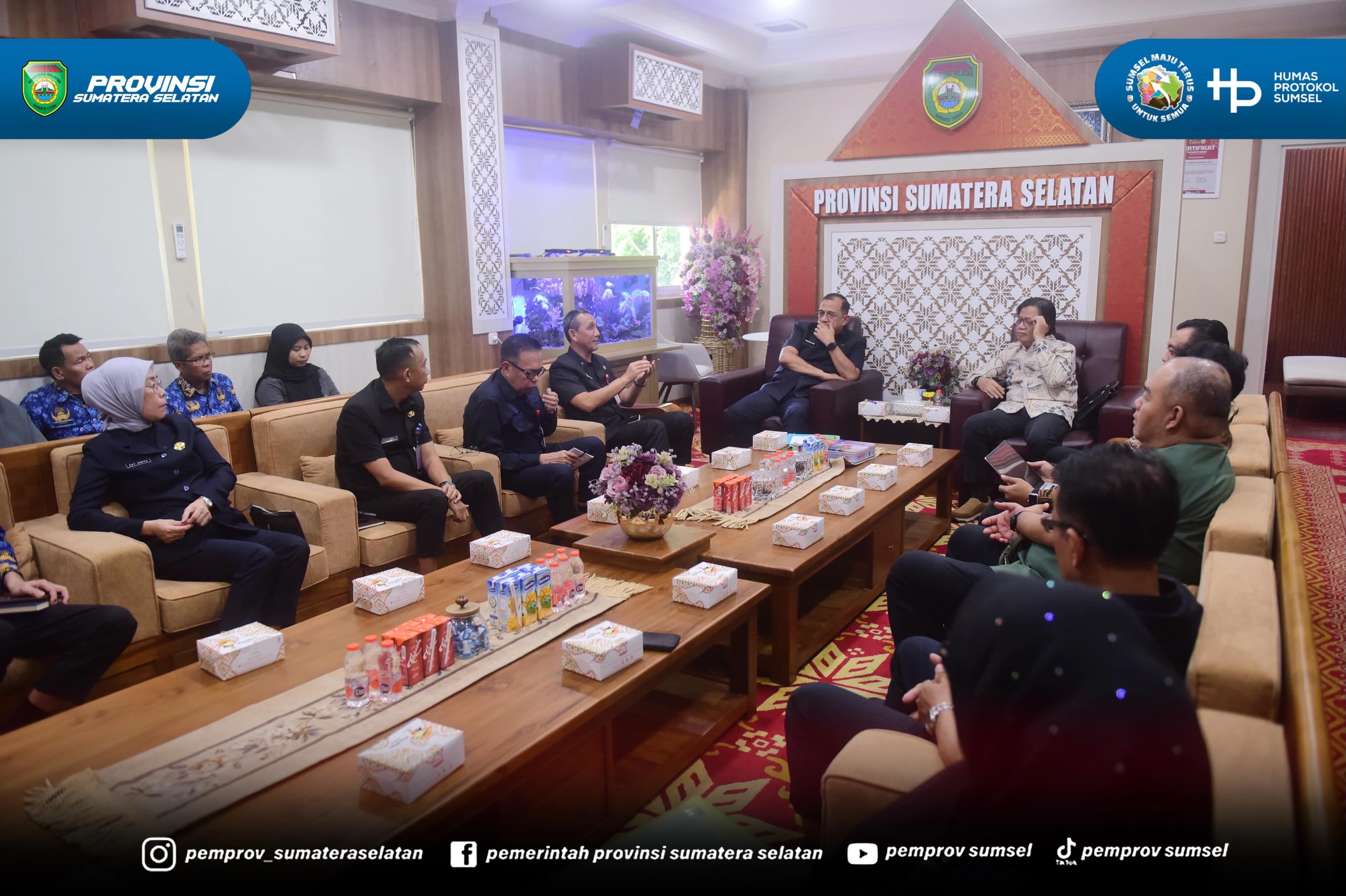 PALEMBANG – Sekretaris Daerah (Sekda) Provinsi Sumatera Selatan (Sumsel) Edward Candra menerima audiensi Tim Lembaga Perlindungan Saksi dan Korban (LPSK) Republik Indonesia dalam rangka menindaklanjuti permohonan Nota Kesepakatan tentang Penyeleng...