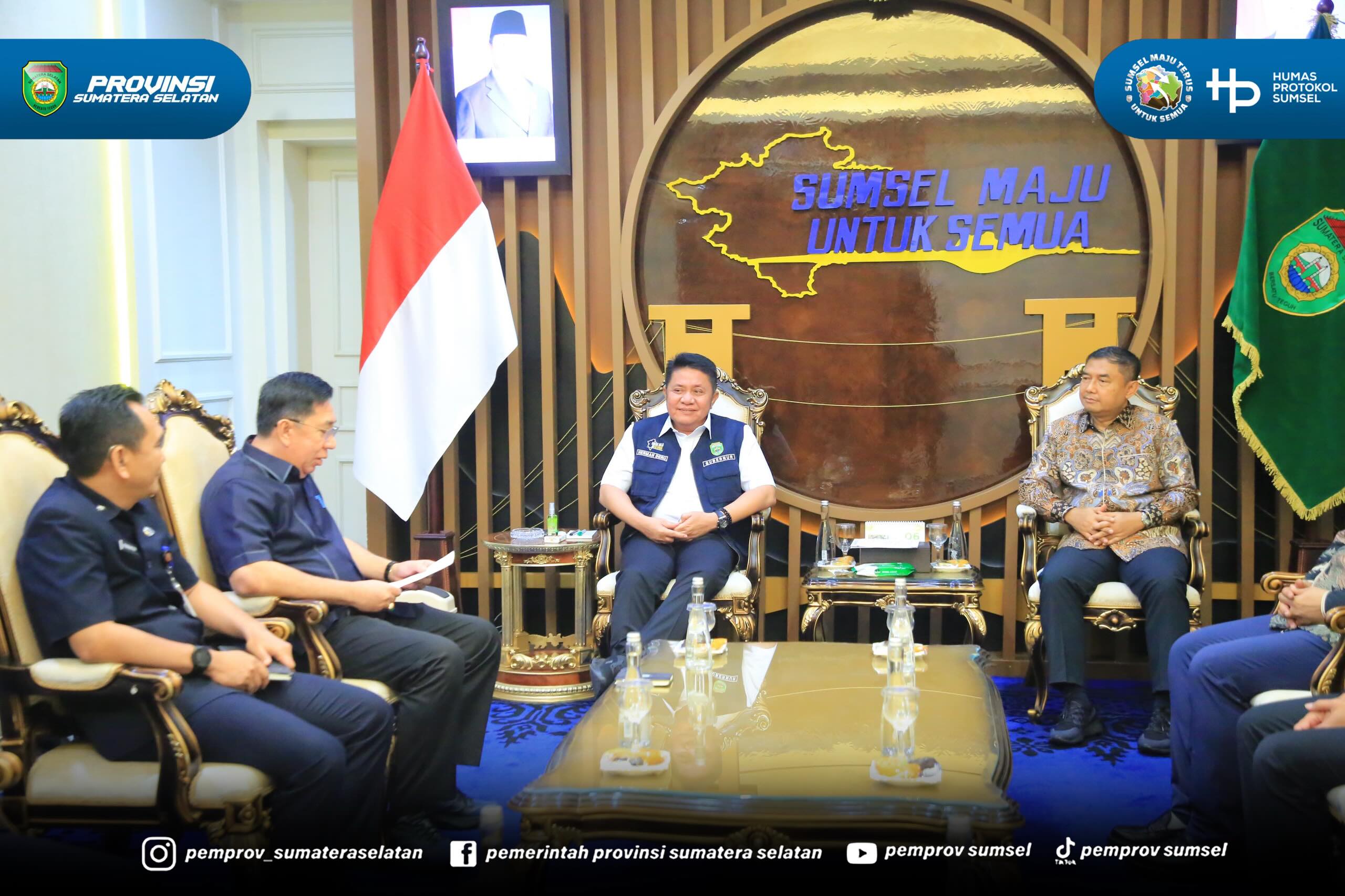 Palembang - Gubernur Sumatera Selatan (Sumsel) H. Herman Deru menerima audiensi jajaran Direksi PT Bukit Asam (PTBA) di Ruang Tamu Gubernur Sumsel, Kamis (25/6/2026). Pertemuan tersebut menjadi momentum memperkuat sinergi antara Pemerintah Provins...