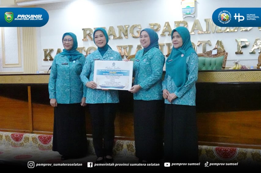 Palembang - Ketua TP PKK sekaligus Ketua Dekranasda Sumsel Feby Deru melakukan kunjungan kerja (kunker) ke kota Palembang, di kantor sekretariat TP PKK Palembang, Kamis (25/06/26).