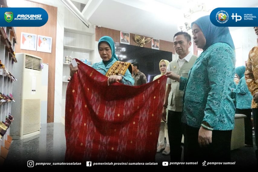Palembang - Ketua TP PKK sekaligus Ketua Dekranasda Sumsel Feby Deru melakukan kunjungan kerja (kunker) ke kota Palembang, di kantor sekretariat TP PKK Palembang, Kamis (25/06/26).