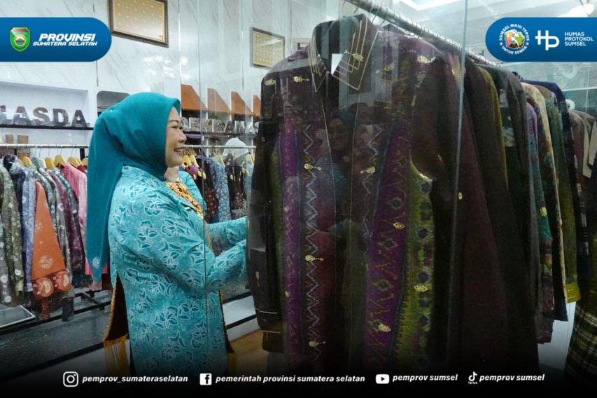 Palembang - Ketua TP PKK sekaligus Ketua Dekranasda Sumsel Feby Deru melakukan kunjungan kerja (kunker) ke kota Palembang, di kantor sekretariat TP PKK Palembang, Kamis (25/06/26).