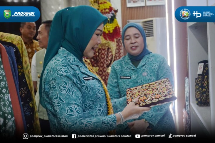 Palembang - Ketua TP PKK sekaligus Ketua Dekranasda Sumsel Feby Deru melakukan kunjungan kerja (kunker) ke kota Palembang, di kantor sekretariat TP PKK Palembang, Kamis (25/06/26).