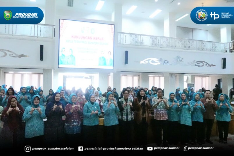 Palembang - Ketua TP PKK sekaligus Ketua Dekranasda Sumsel Feby Deru melakukan kunjungan kerja (kunker) ke kota Palembang, di kantor sekretariat TP PKK Palembang, Kamis (25/06/26).