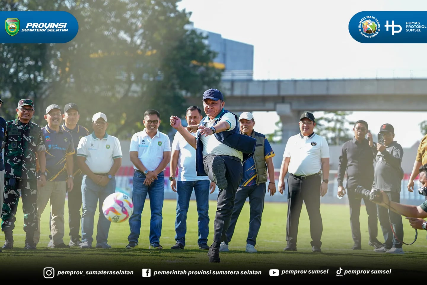 Palembang – Gubernur Sumatera Selatan (Sumsel) H. Herman Deru membuka secara resmi Turnamen Sepak Bola U-15 Piala Gubernur Sumsel Tahun 2026 di Stadion Bumi Sriwijaya Palembang, Kamis (25/6) sore. Turnamen ini diharapkan menjadi wadah pembinaan se...