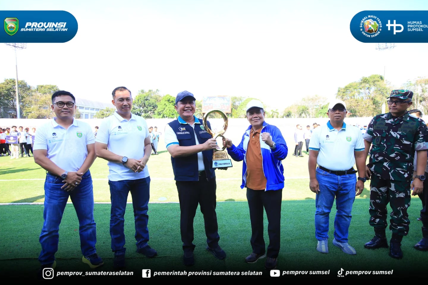 Palembang – Gubernur Sumatera Selatan (Sumsel) H. Herman Deru membuka secara resmi Turnamen Sepak Bola U-15 Piala Gubernur Sumsel Tahun 2026 di Stadion Bumi Sriwijaya Palembang, Kamis (25/6) sore. Turnamen ini diharapkan menjadi wadah pembinaan se...