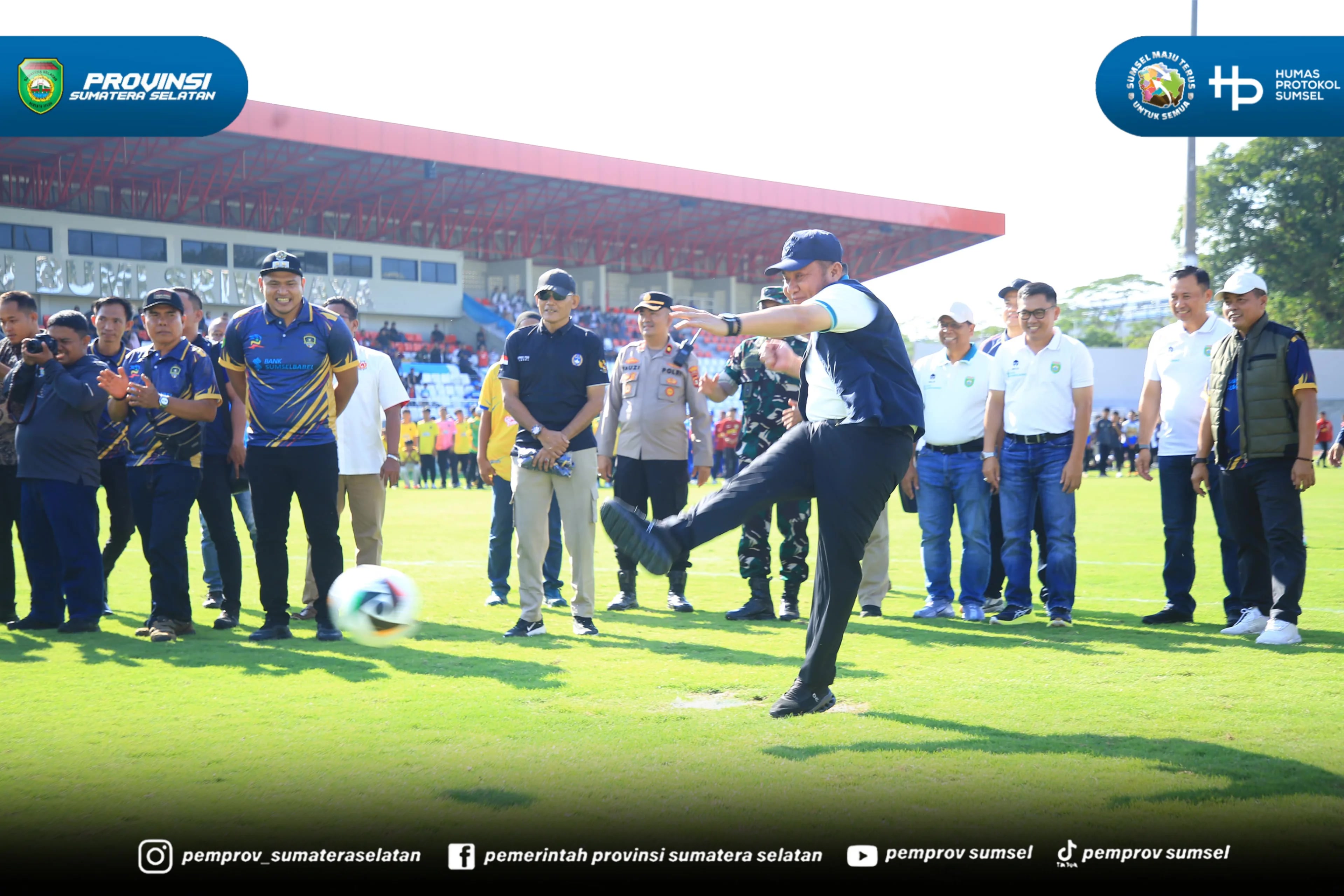 Palembang – Gubernur Sumatera Selatan (Sumsel) H. Herman Deru membuka secara resmi Turnamen Sepak Bola U-15 Piala Gubernur Sumsel Tahun 2026 di Stadion Bumi Sriwijaya Palembang, Kamis (25/6) sore. Turnamen ini diharapkan menjadi wadah pembinaan se...
