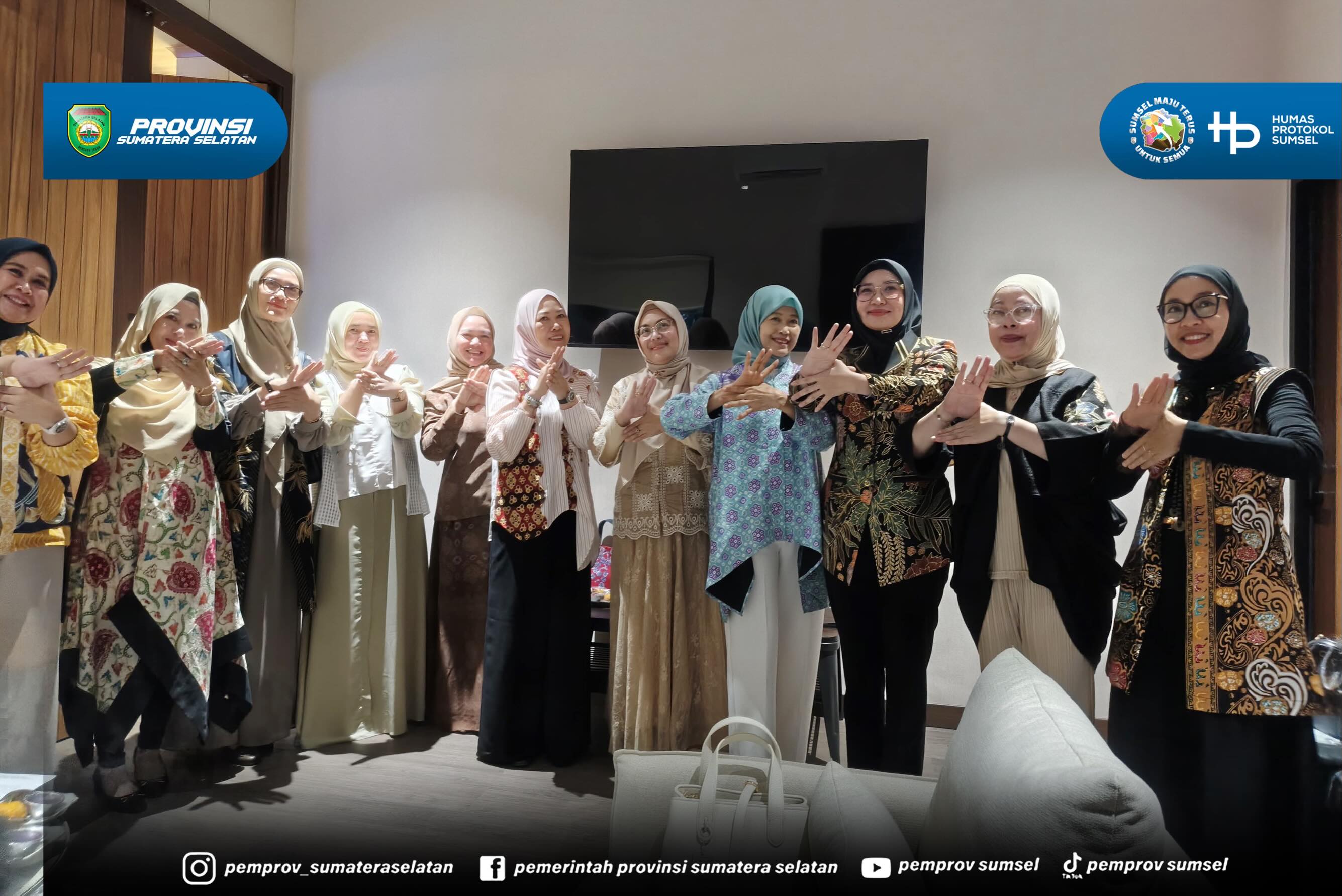 Ketua TP PKK Sumsel Feby Deru menerima audiensi Ketua Umum Ikatan Istri Pegawai dan Karyawan Bank Sumsel Babel (IIPK BSB), Malianah Suryadi beserta jajaran pengurus, di Ruang Tamu, Taman Kenten, Jumat (26/06/26).