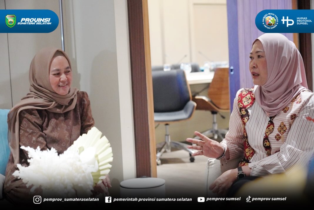 Ketua TP PKK Sumsel Feby Deru menerima audiensi Ketua Umum Ikatan Istri Pegawai dan Karyawan Bank Sumsel Babel (IIPK BSB), Malianah Suryadi beserta jajaran pengurus, di Ruang Tamu, Taman Kenten, Jumat (26/06/26).