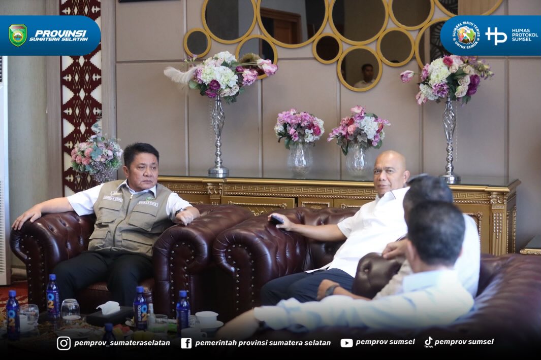 Palembang - Gubernur Sumatera Selatan H. Herman Deru menyambut kedatangan Jaksa Agung Muda Intelijen Kejaksaan Agung RI Bapak Prof. Dr. Reda Manthovani, S.H., LL.M di VVIP Room Bandara Sultan Mahmud Badaruddin II Palembang. Jumat (26/06/2026).