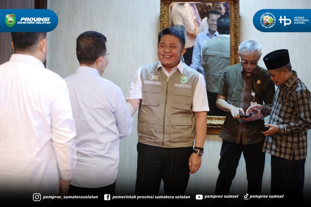 Palembang - Gubernur Sumatera Selatan H. Herman Deru menyambut kedatangan Jaksa Agung Muda Intelijen Kejaksaan Agung RI Bapak Prof. Dr. Reda Manthovani, S.H., LL.M di VVIP Room Bandara Sultan Mahmud Badaruddin II Palembang. Jumat (26/06/2026).