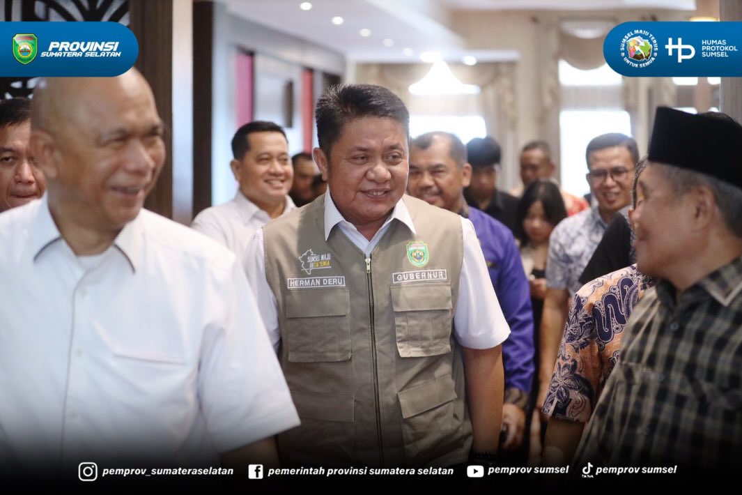Palembang - Gubernur Sumatera Selatan H. Herman Deru menyambut kedatangan Jaksa Agung Muda Intelijen Kejaksaan Agung RI Bapak Prof. Dr. Reda Manthovani, S.H., LL.M di VVIP Room Bandara Sultan Mahmud Badaruddin II Palembang. Jumat (26/06/2026).