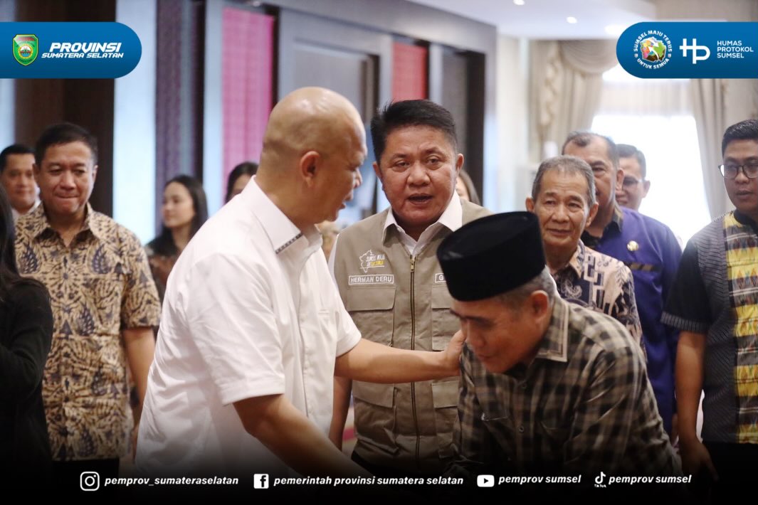 Palembang - Gubernur Sumatera Selatan H. Herman Deru menyambut kedatangan Jaksa Agung Muda Intelijen Kejaksaan Agung RI Bapak Prof. Dr. Reda Manthovani, S.H., LL.M di VVIP Room Bandara Sultan Mahmud Badaruddin II Palembang. Jumat (26/06/2026).