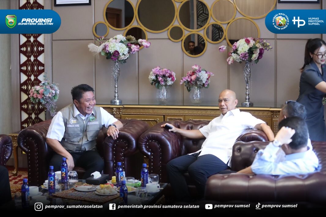 Palembang - Gubernur Sumatera Selatan H. Herman Deru menyambut kedatangan Jaksa Agung Muda Intelijen Kejaksaan Agung RI Bapak Prof. Dr. Reda Manthovani, S.H., LL.M di VVIP Room Bandara Sultan Mahmud Badaruddin II Palembang. Jumat (26/06/2026).