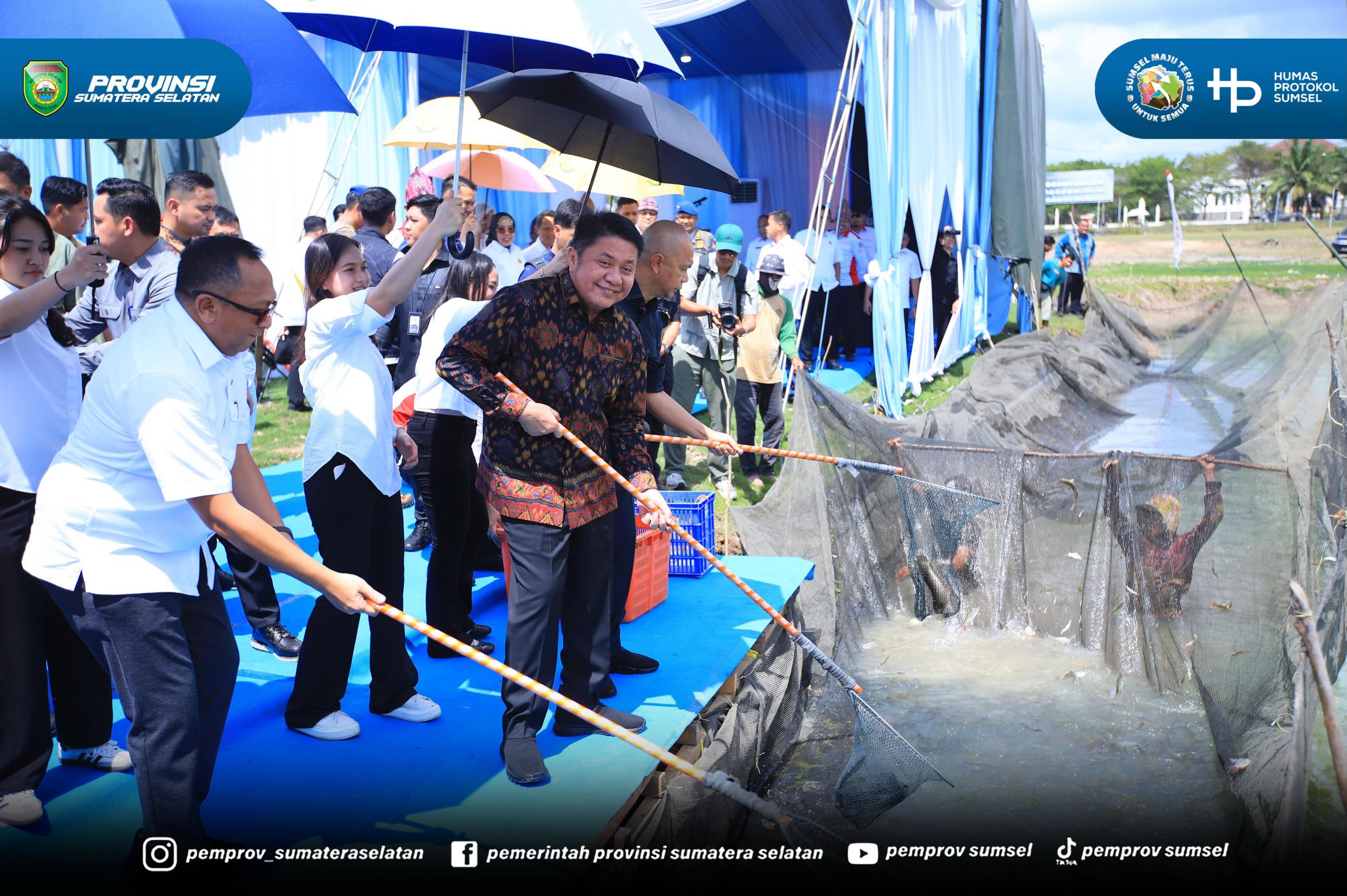 Usai menghadiri pengukuhan DPC ABPEDNAS kab/kota se Sumsel, rombongan Jaksa Agung Muda Intelijen (Jamintel) Kejagung RI, Prof. Dr. Reda Manthovani, SH. L.LM dan Gubernur Sumsel Dr. H. Herman Deru juga menyempatkan diri melakukan kegiatan melebung...