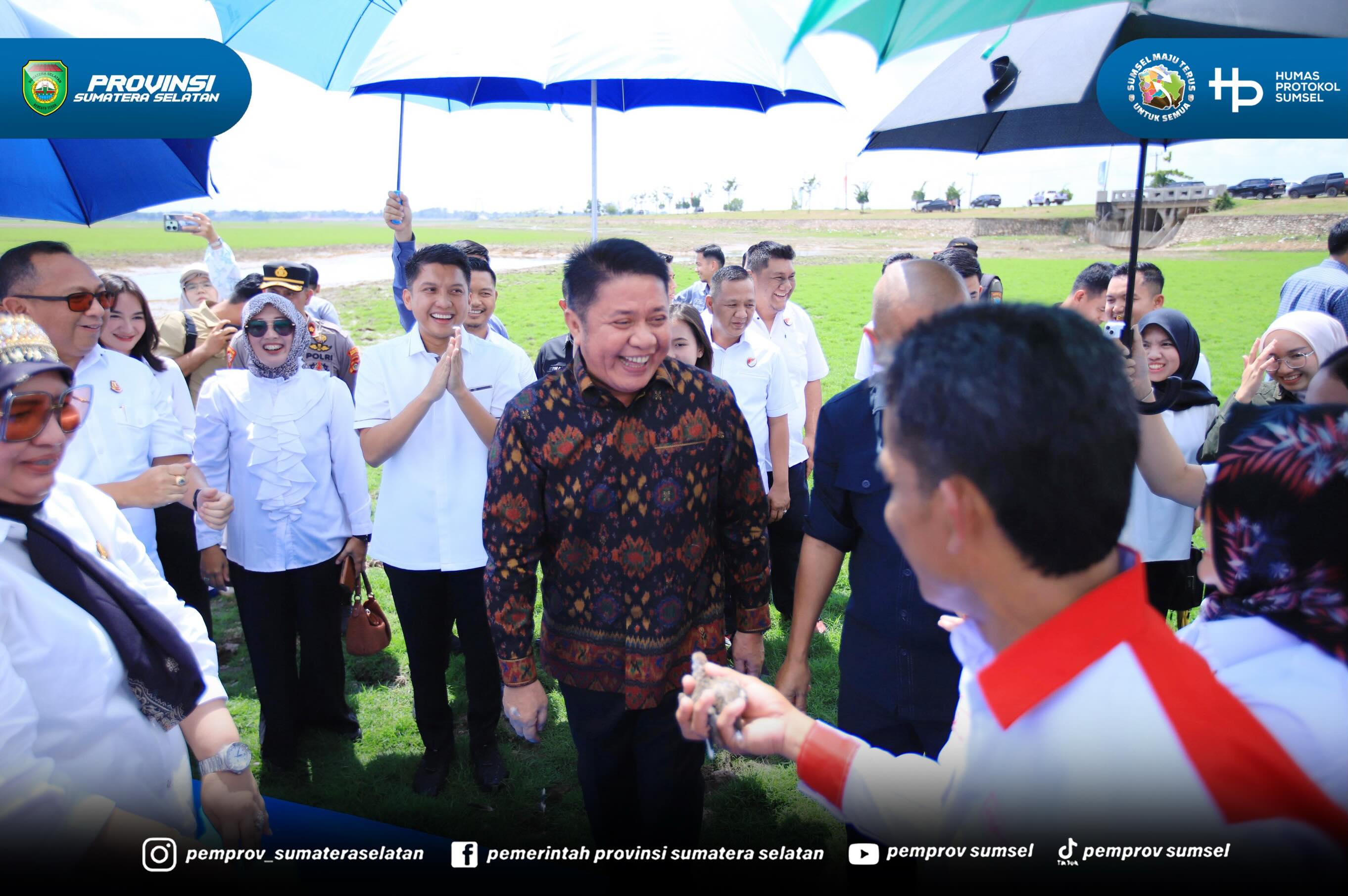 Usai menghadiri pengukuhan DPC ABPEDNAS kab/kota se Sumsel, rombongan Jaksa Agung Muda Intelijen (Jamintel) Kejagung RI, Prof. Dr. Reda Manthovani, SH. L.LM dan Gubernur Sumsel Dr. H. Herman Deru juga menyempatkan diri melakukan kegiatan melebung...
