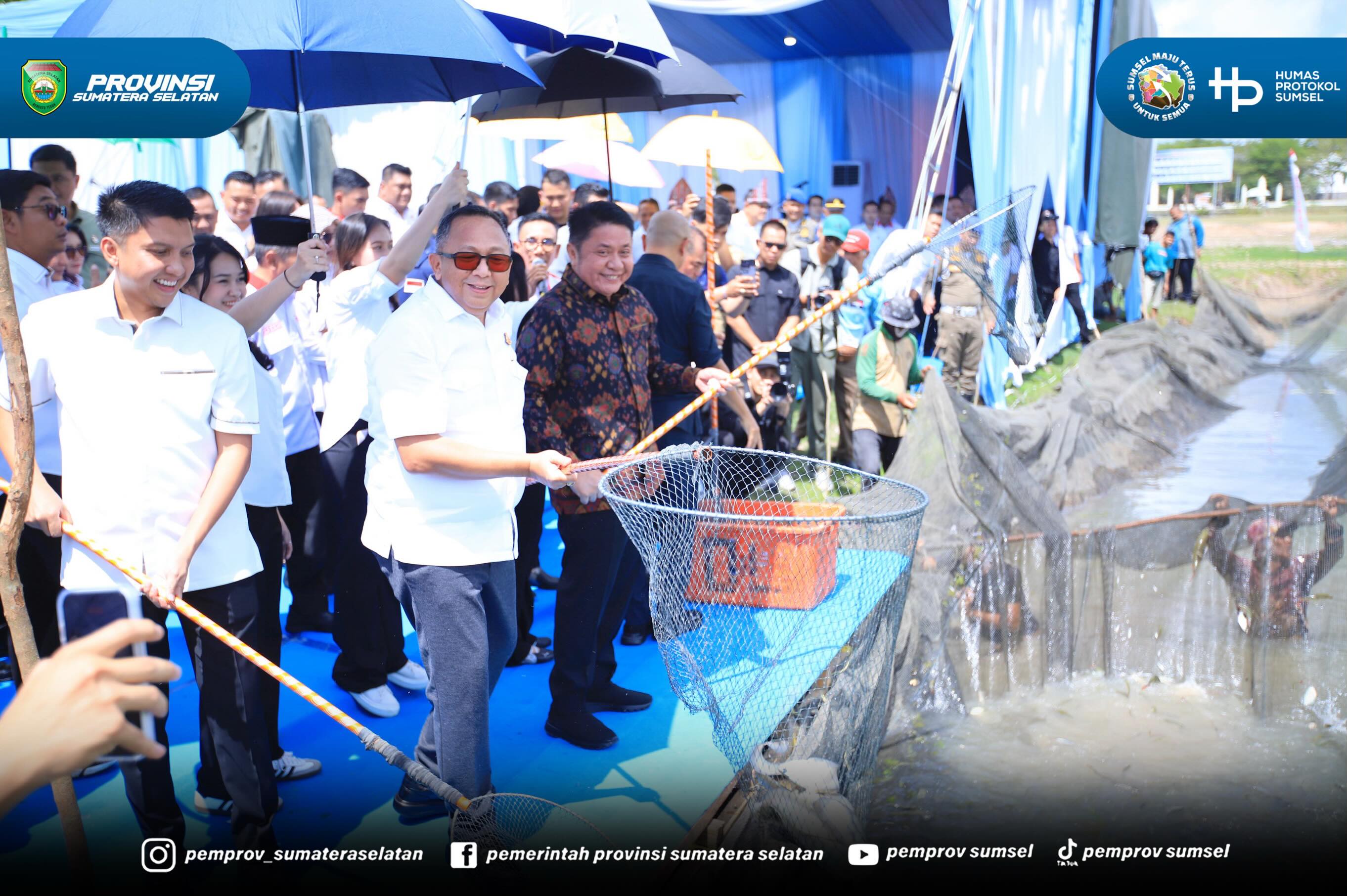 Usai menghadiri pengukuhan DPC ABPEDNAS kab/kota se Sumsel, rombongan Jaksa Agung Muda Intelijen (Jamintel) Kejagung RI, Prof. Dr. Reda Manthovani, SH. L.LM dan Gubernur Sumsel Dr. H. Herman Deru juga menyempatkan diri melakukan kegiatan melebung...