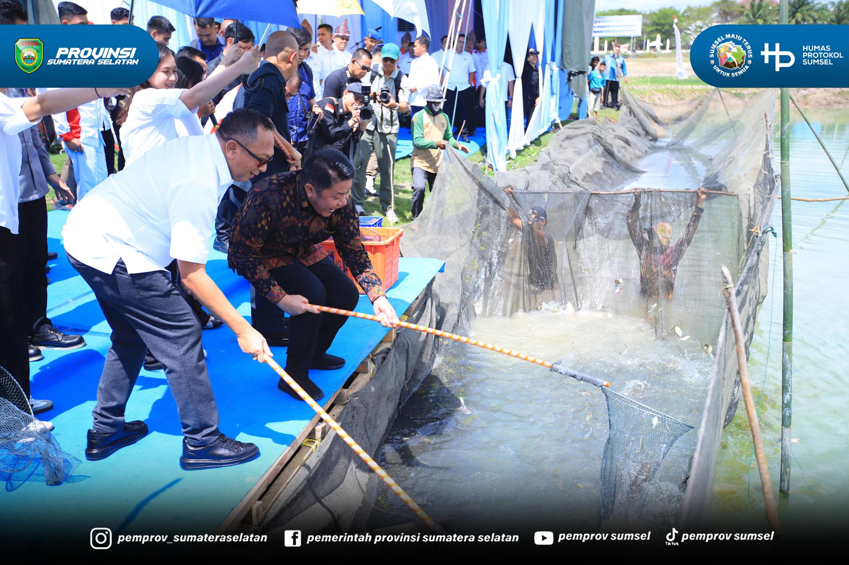 Usai menghadiri pengukuhan DPC ABPEDNAS kab/kota se Sumsel, rombongan Jaksa Agung Muda Intelijen (Jamintel) Kejagung RI, Prof. Dr. Reda Manthovani, SH. L.LM dan Gubernur Sumsel Dr. H. Herman Deru juga menyempatkan diri melakukan kegiatan melebung...