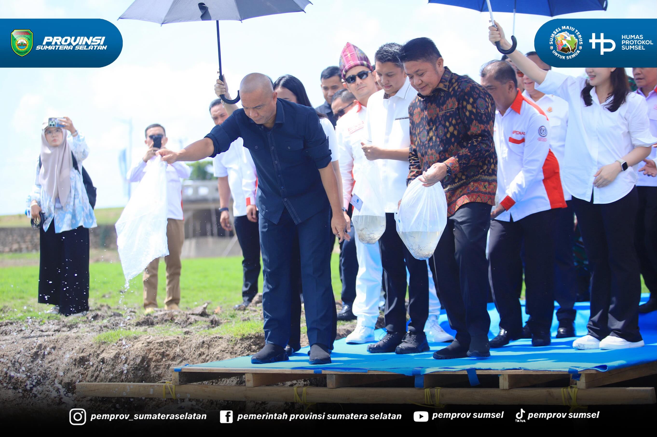 Usai menghadiri pengukuhan DPC ABPEDNAS kab/kota se Sumsel, rombongan Jaksa Agung Muda Intelijen (Jamintel) Kejagung RI, Prof. Dr. Reda Manthovani, SH. L.LM dan Gubernur Sumsel Dr. H. Herman Deru juga menyempatkan diri melakukan kegiatan melebung...